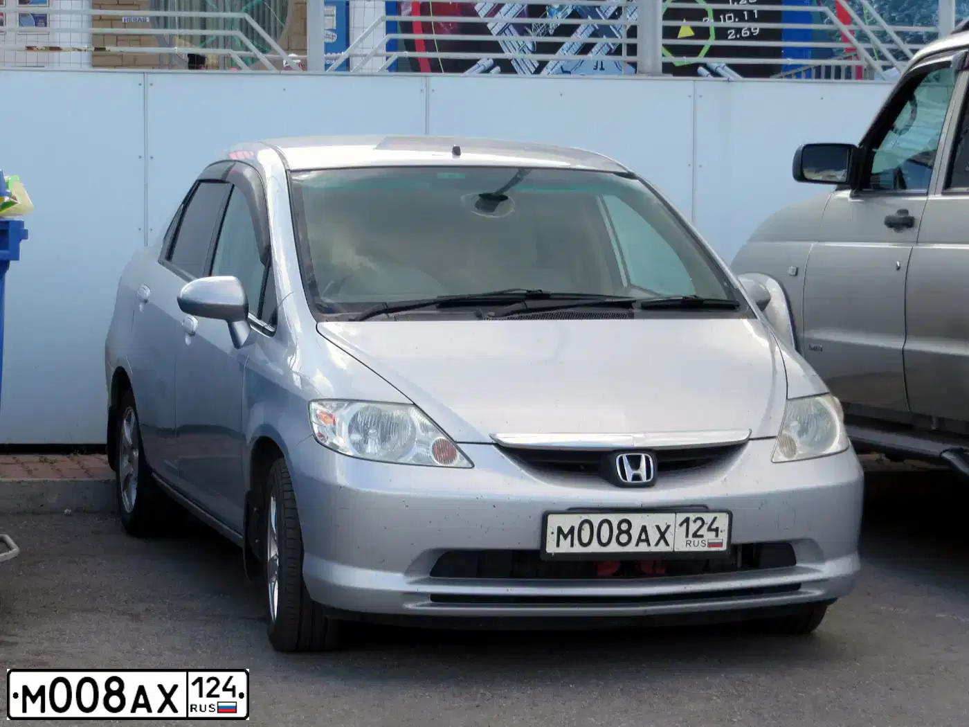 Фото автомобиля HONDA FIT, 2002 — госномер М008АХ124