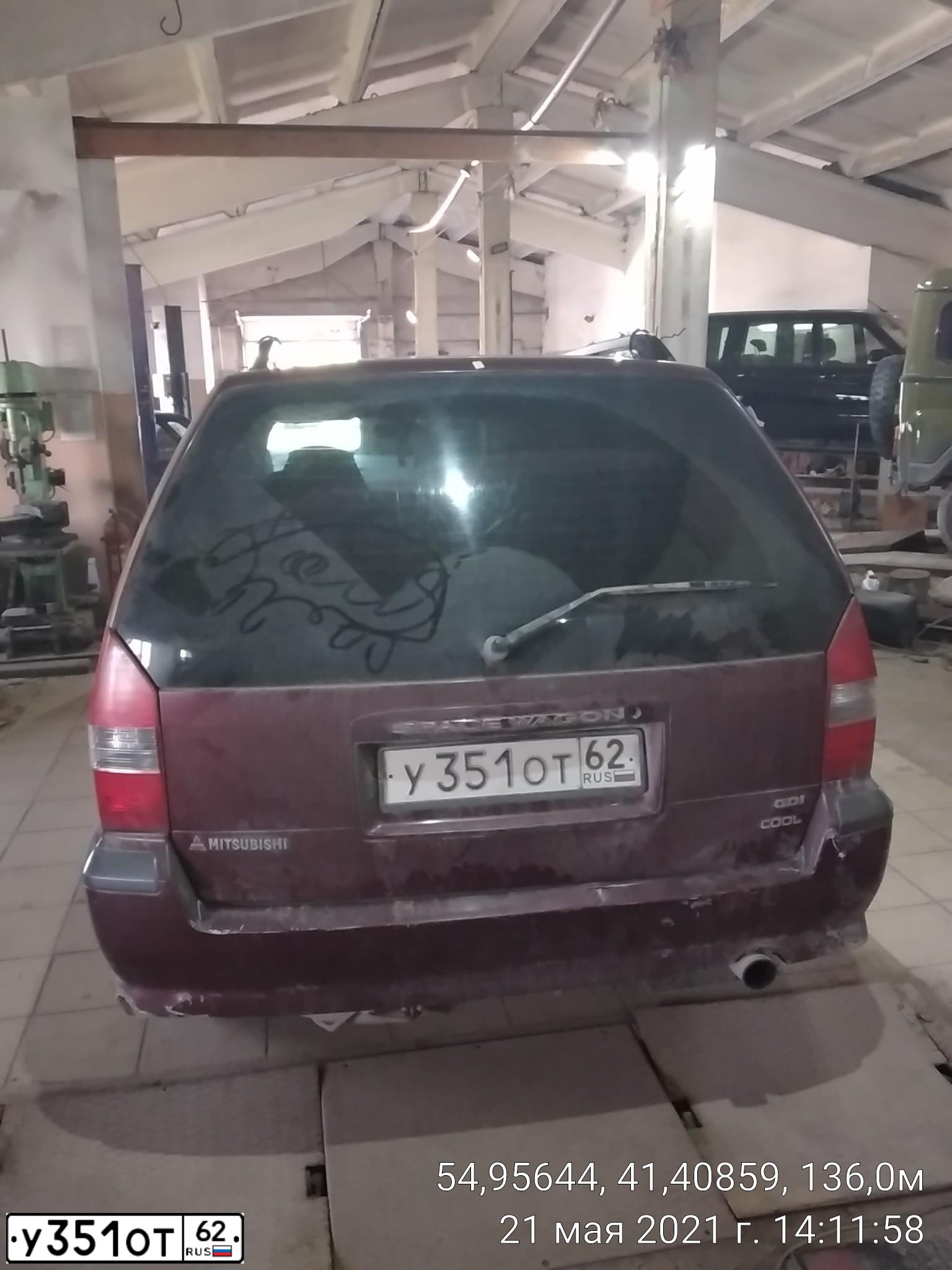 Фото автомобиля MITSUBISHI SPACE WAGON, 1999 — госномер О813СМ33. Цвет: ВИШНЕВЫЙ