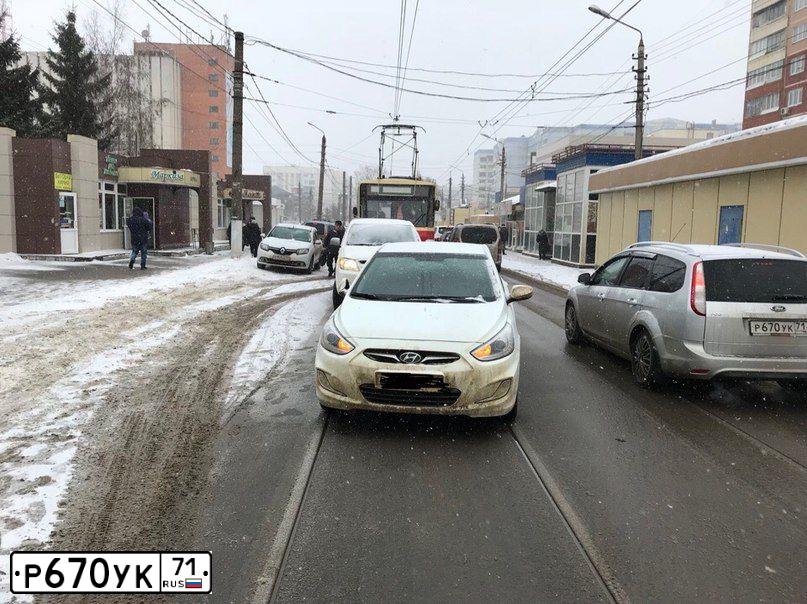 Фото автомобиля FORD FOCUS, 2011 — госномер Р670УК71. Цвет: Серебристый