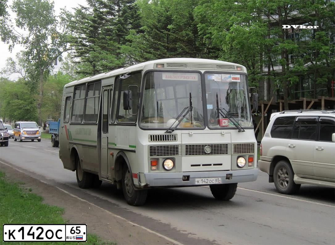 Фото автомобиля PAZ 3205, 2008 — госномер К142ОС65. Цвет: БЕЛЫЙ