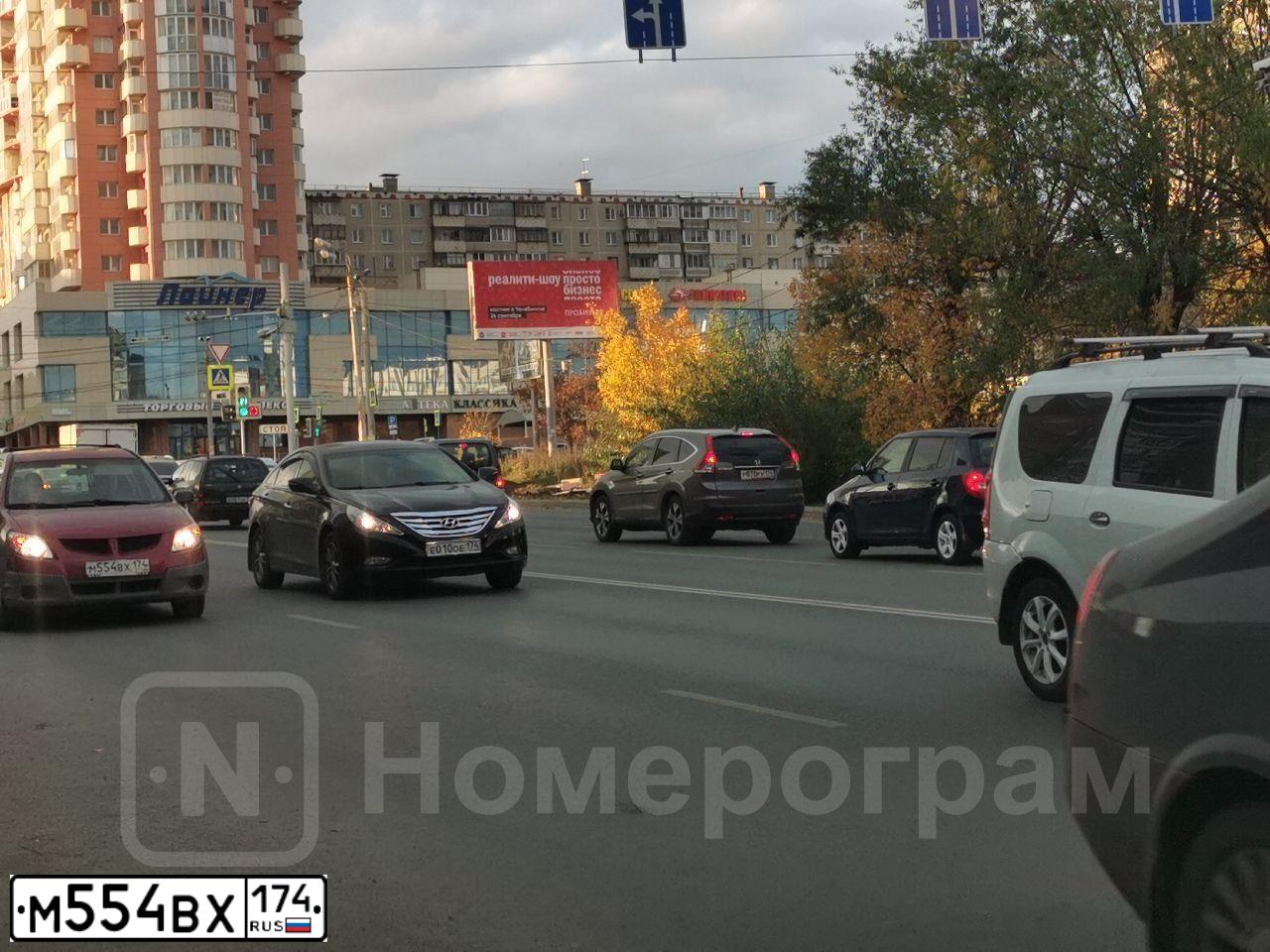 Фото автомобиля PONTIAC VIBE, 2004 — госномер М554ВХ174. Цвет: ВИШНЕВЫЙ