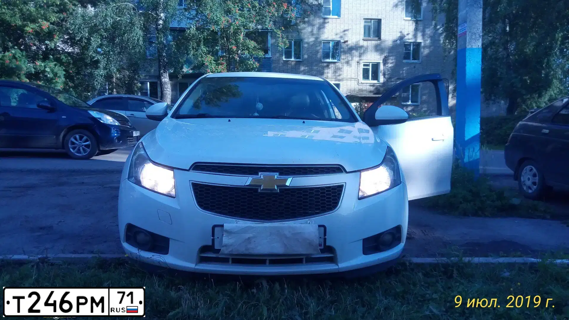 Фото автомобиля CHEVROLET CRUZE, 2010 — госномер Е236ЕО750. Цвет: Белый