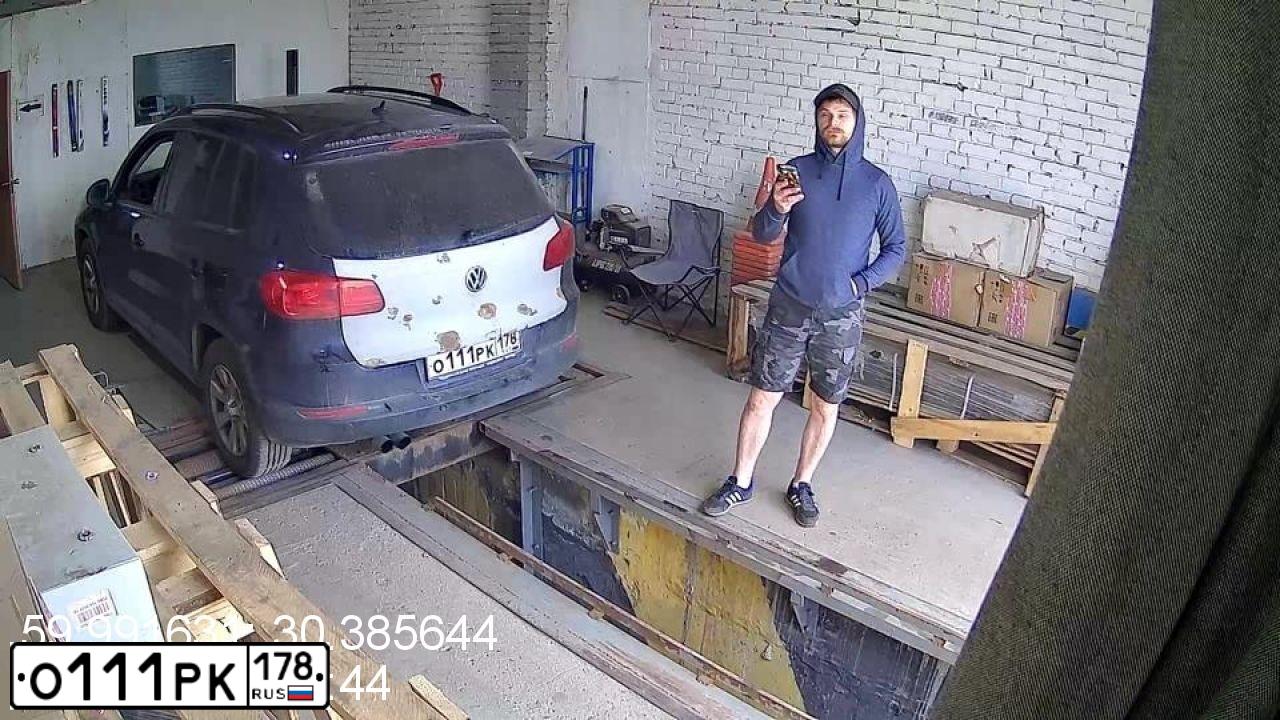 Фото автомобиля VOLKSWAGEN TIGUAN, 2013 — госномер О111РК178. Цвет: Темно-синий
