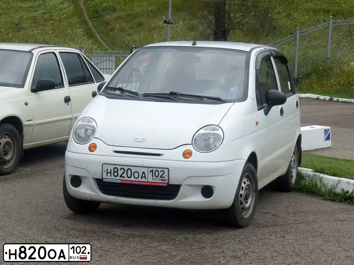 Фото автомобиля DAEWOO MATIZ, 2012 — госномер Н820ОА102. Цвет: БЕЛО-ДЫМЧАТЫЙ