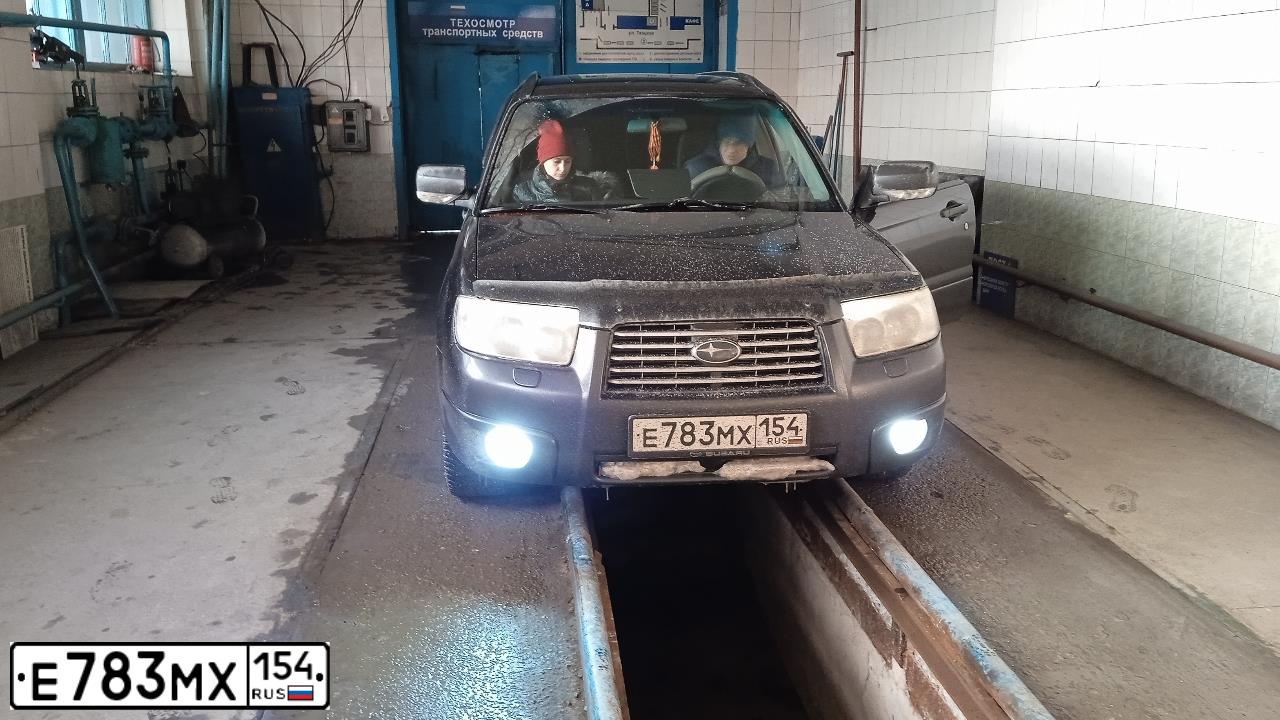Фото автомобиля SUBARU FORESTER, 2007 — госномер Е783МХ154. Цвет: Серый