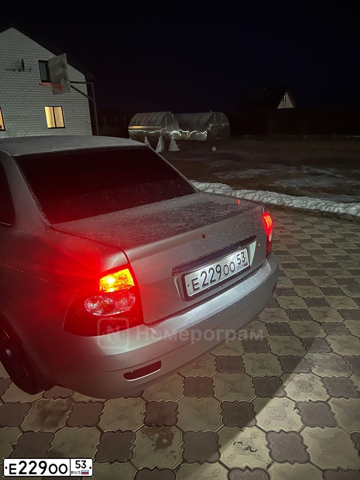 Фото автомобиля LADA 2170 PRIORA, 2009 — госномер Е229ОО53. Цвет: СВЕТЛО-СЕРЕБРИСТЫЙ МЕТАЛЛ