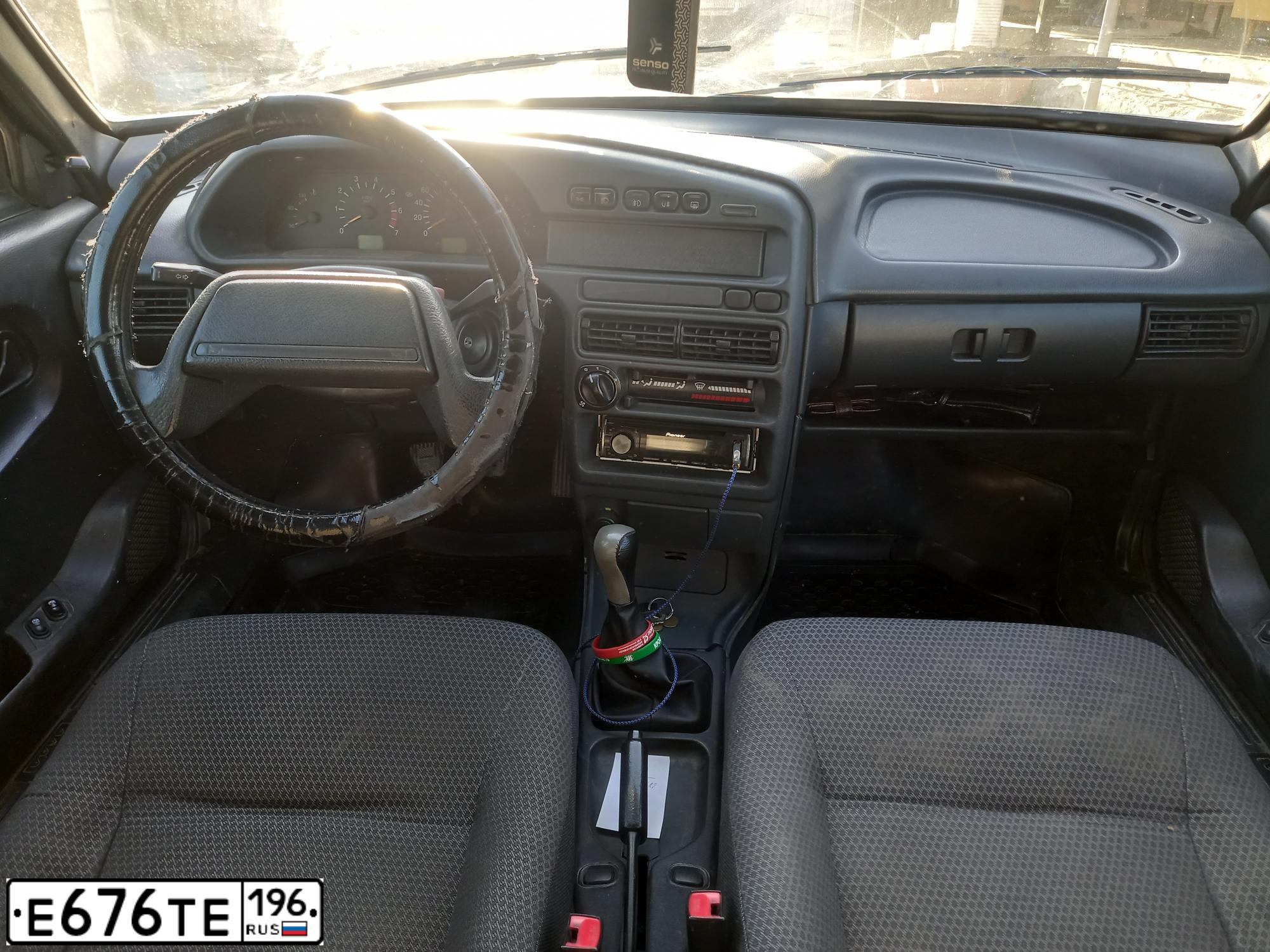 Фото автомобиля LADA 2114 SAMARA, 2013 — госномер Е676ТЕ196. Цвет: Сине-Черный