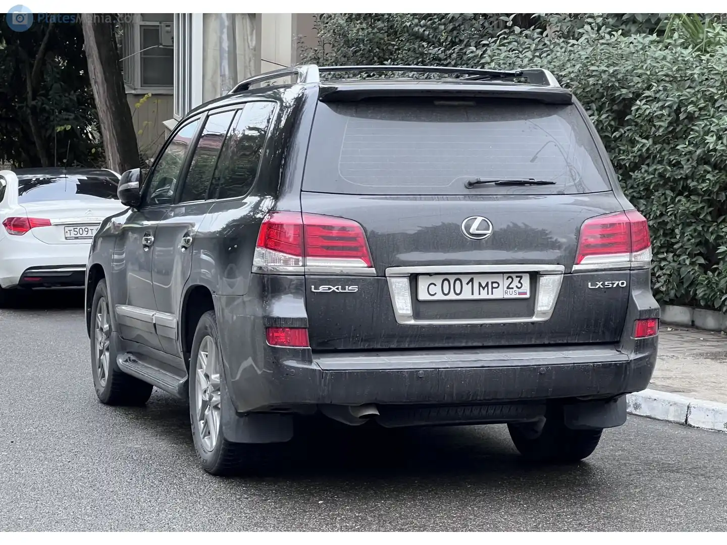 Фото автомобиля LEXUS LX, 2012 — госномер С001МР23. Цвет: ЧЕРНЫЙ