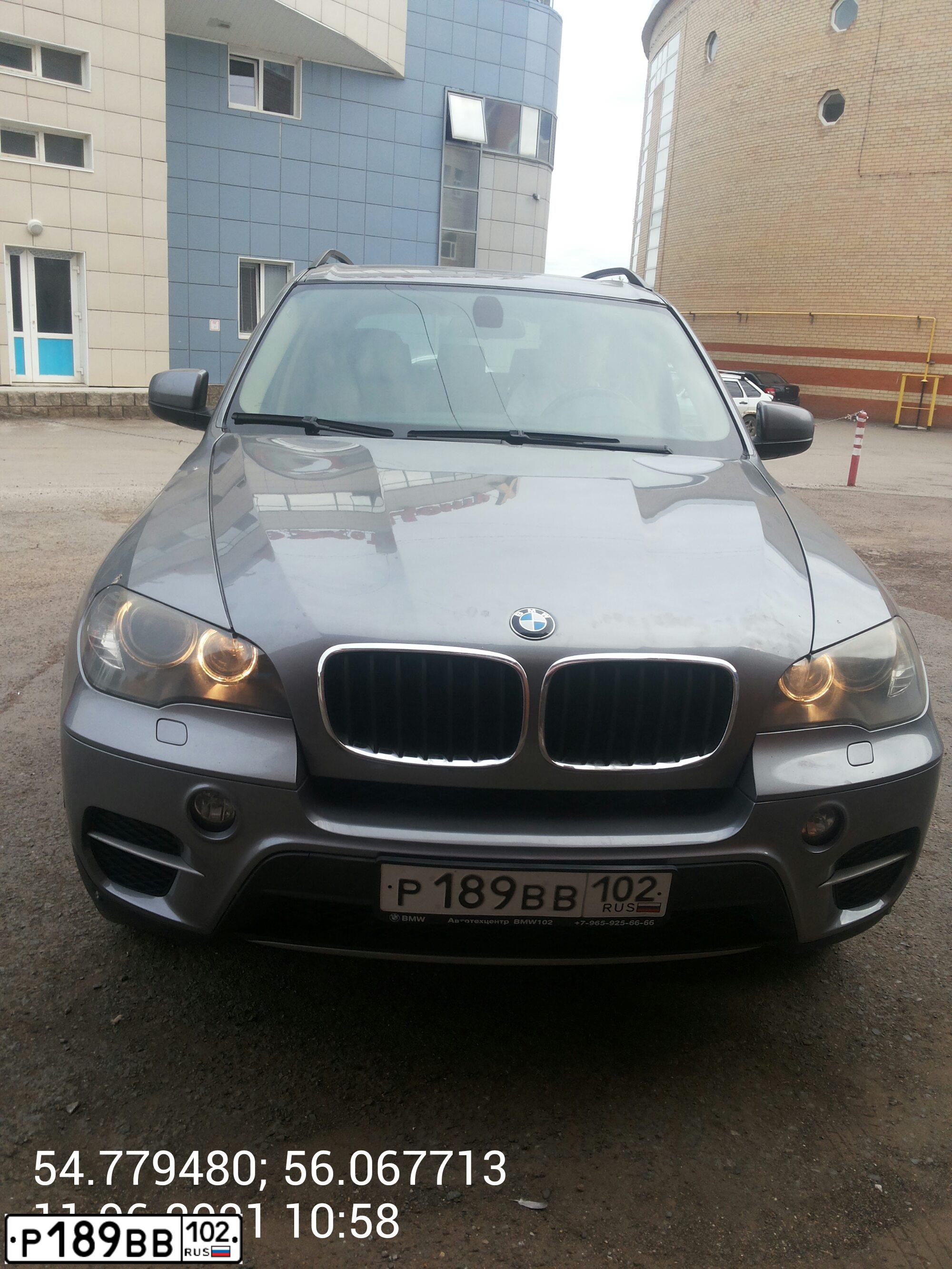 Фото автомобиля BMW X5, 2010 — госномер О725КА702. Цвет: СЕРЫЙ