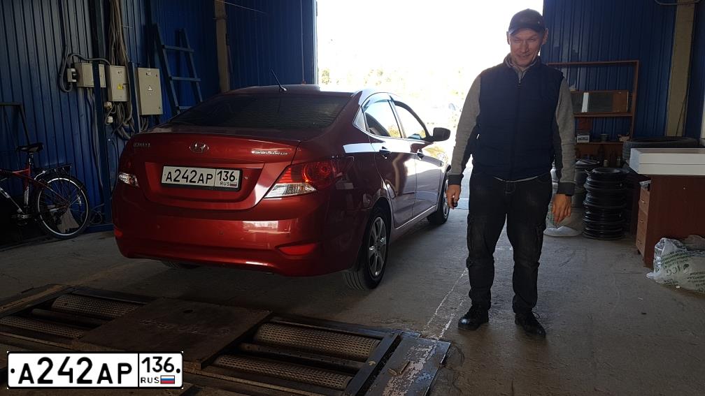 Фото автомобиля HYUNDAI SOLARIS, 2013 — госномер Н111ТЕ36. Цвет: КРАСНЫЙ ГРАНАТ