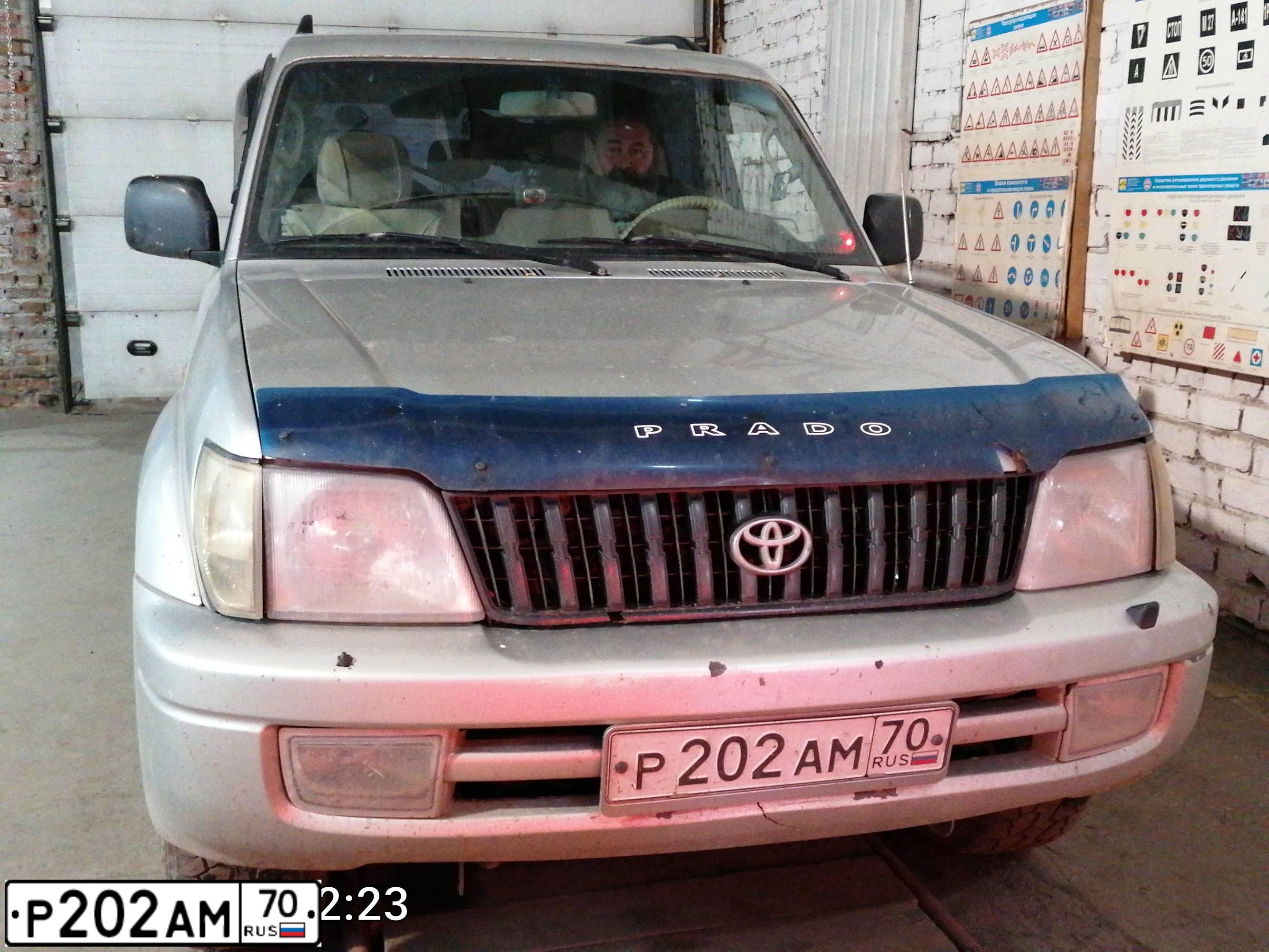Фото автомобиля TOYOTA LANDCRUISER, 2002 — госномер Р202АМ70. Цвет: БЕЛЫЙ