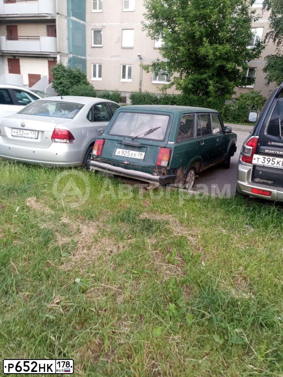 Фото автомобиля VOLKSWAGEN POLO, 2014 — госномер Р652НК178. Цвет: СЕРЕБРИСТО-ЖЕЛТЫЙ