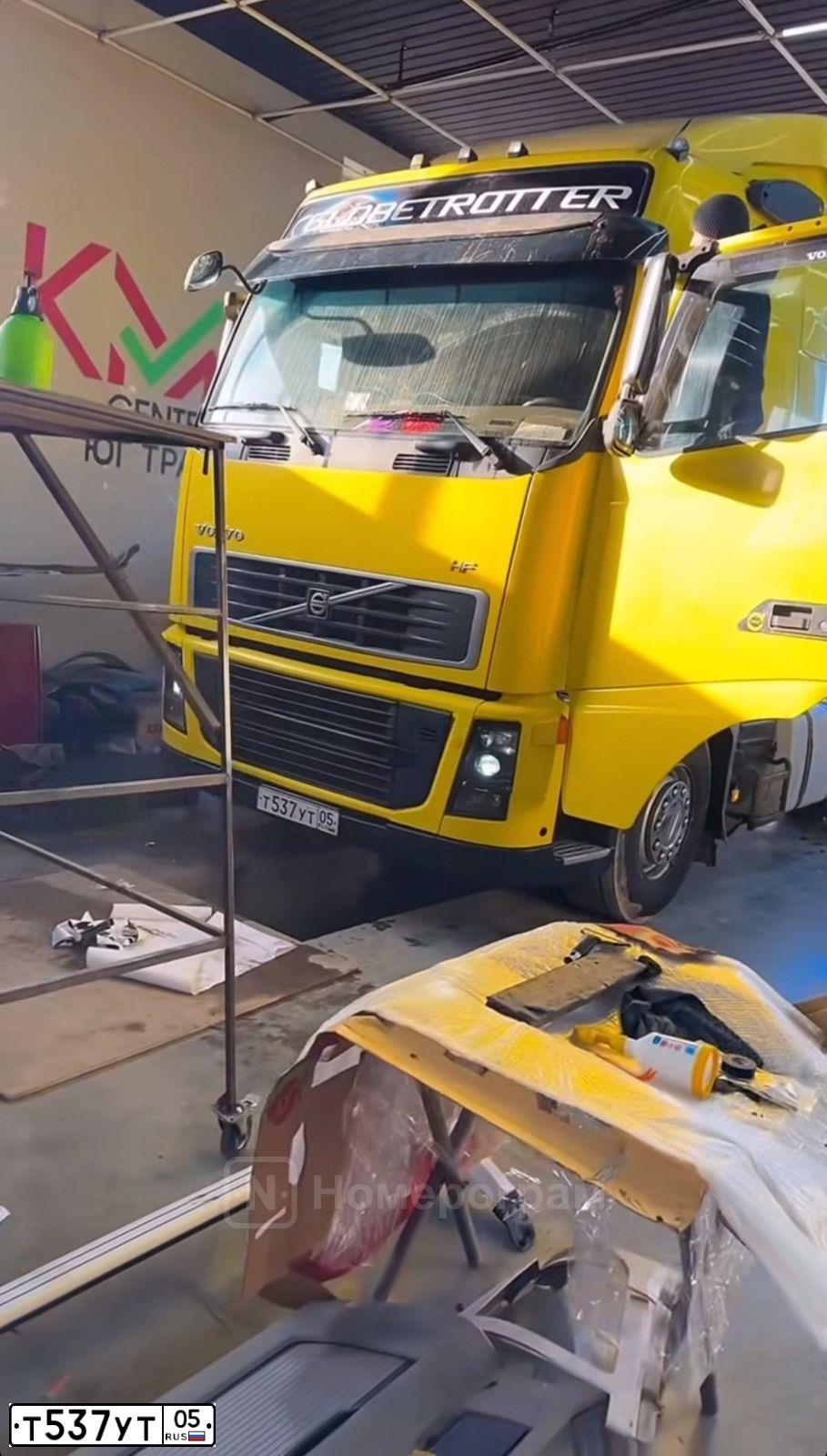 Фото автомобиля VOLVO SERIE FH /4X2/, 2007 — госномер Т537УТ05. Цвет: ЖЕЛТЫЙ