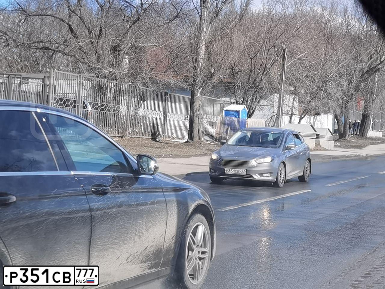 Фото автомобиля FORD FOCUS, 2015 — госномер Р351СВ777. Цвет: СЕРО-КОРИЧНЕВЫЙ