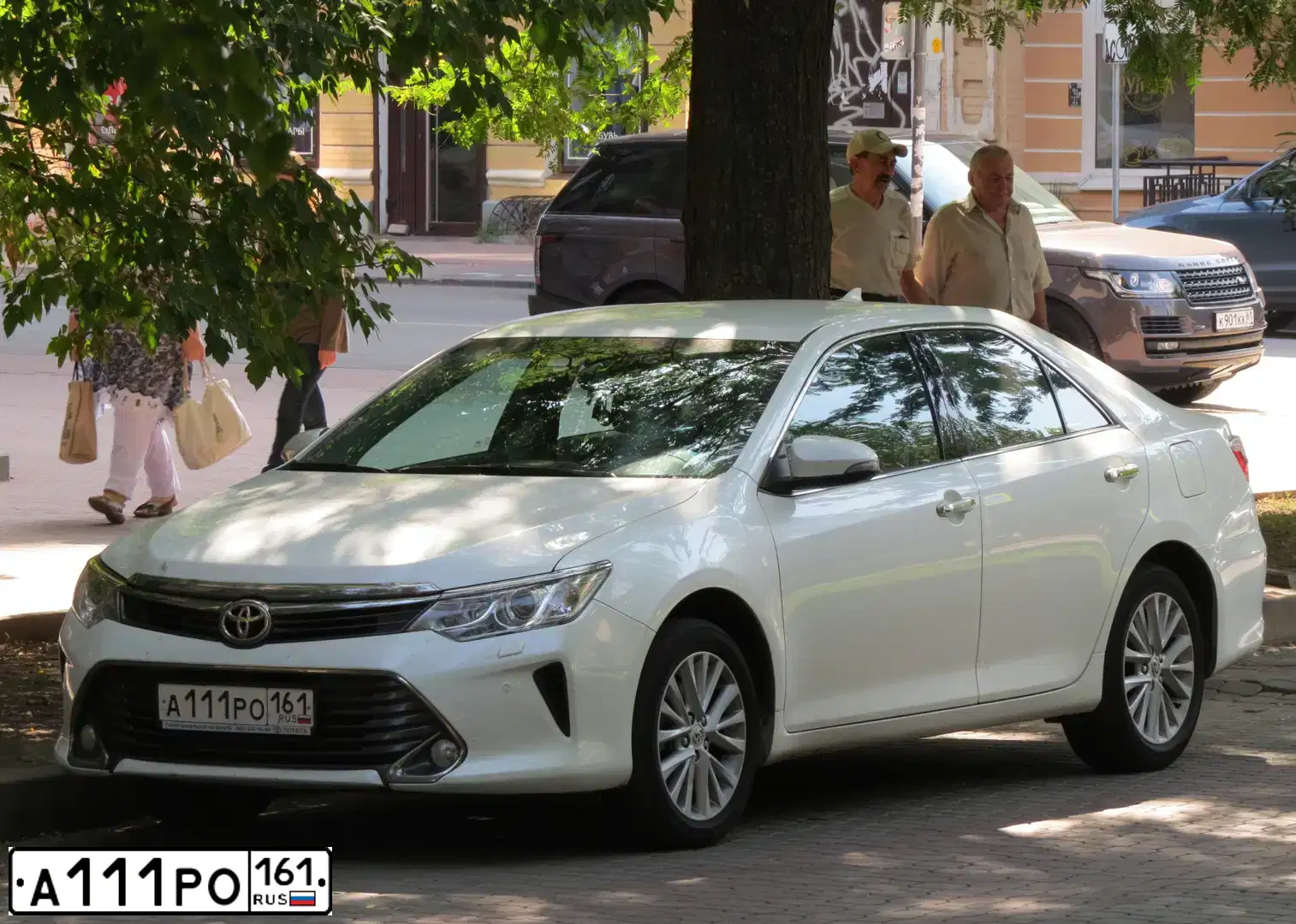 Фото автомобиля TOYOTA CAMRY, 2015 — госномер А111РО161. Цвет: Белый