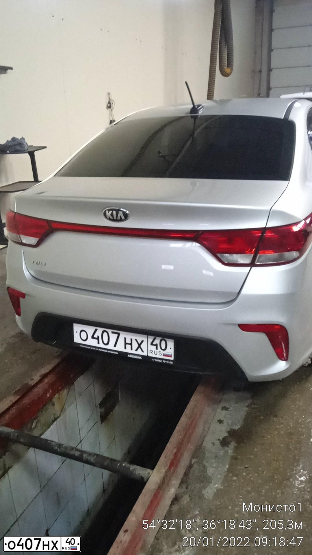 Фото автомобиля KIA RIO, 2018 — госномер Р747ТТ40. Цвет: Серебристый