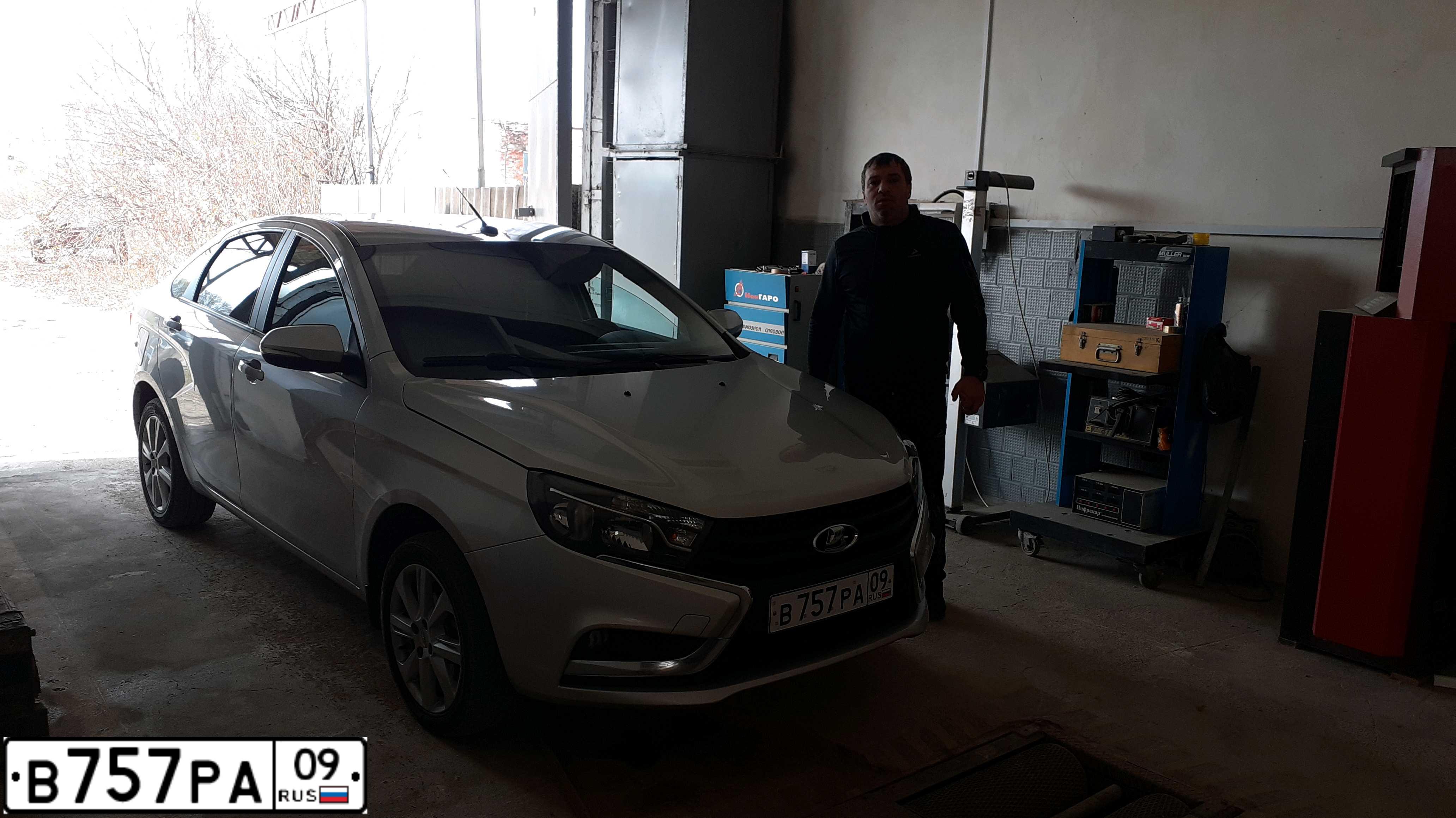 Фото автомобиля LADA VESTA, 2017 — госномер В700МС09. Цвет: Серебристый