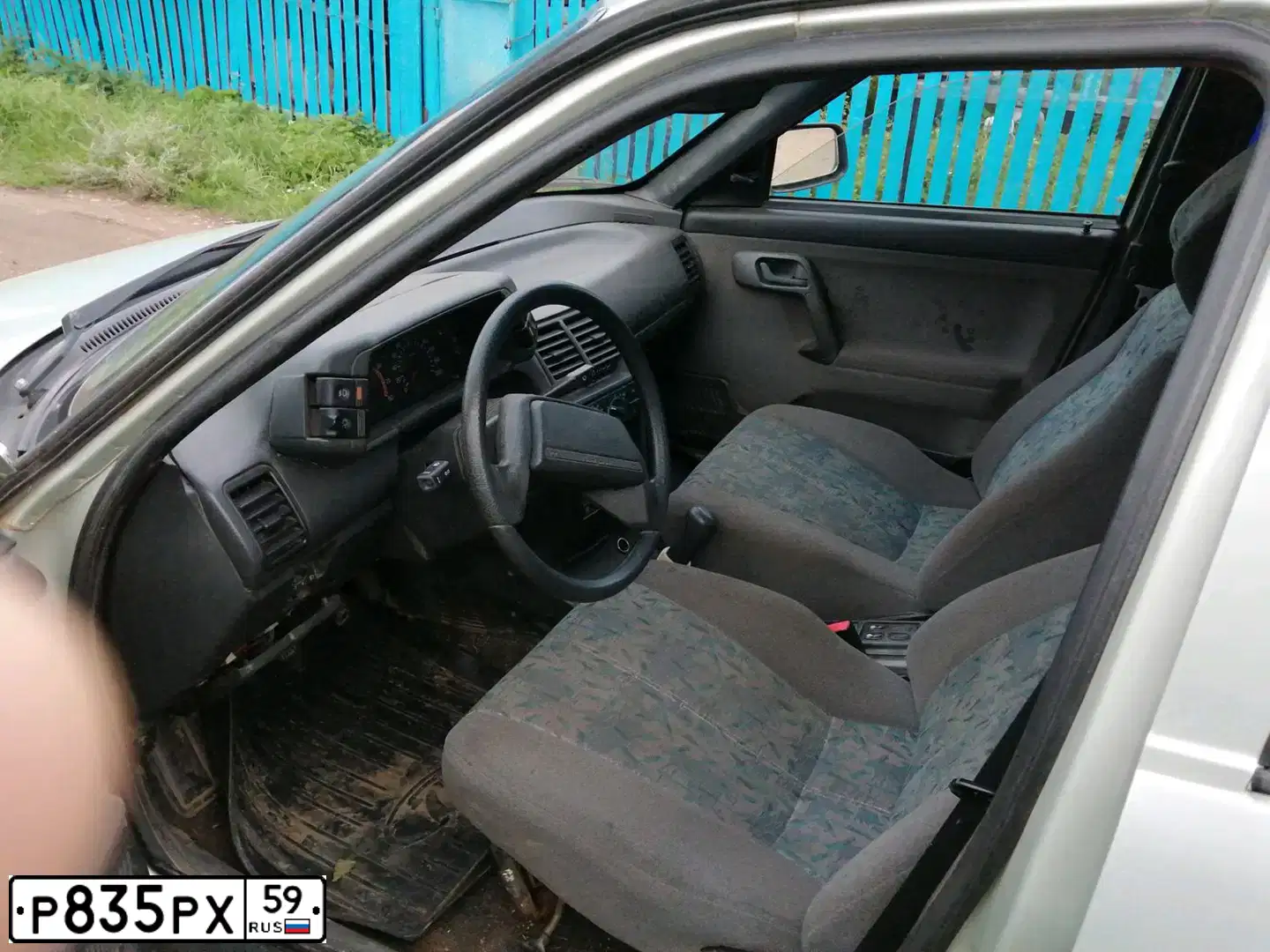 Фото автомобиля LADA 2110, 2005 — госномер Р835РХ59. Цвет: МОЛОЧНО-БЕЛЫЙ СЕРЕБРИСТЫЙ