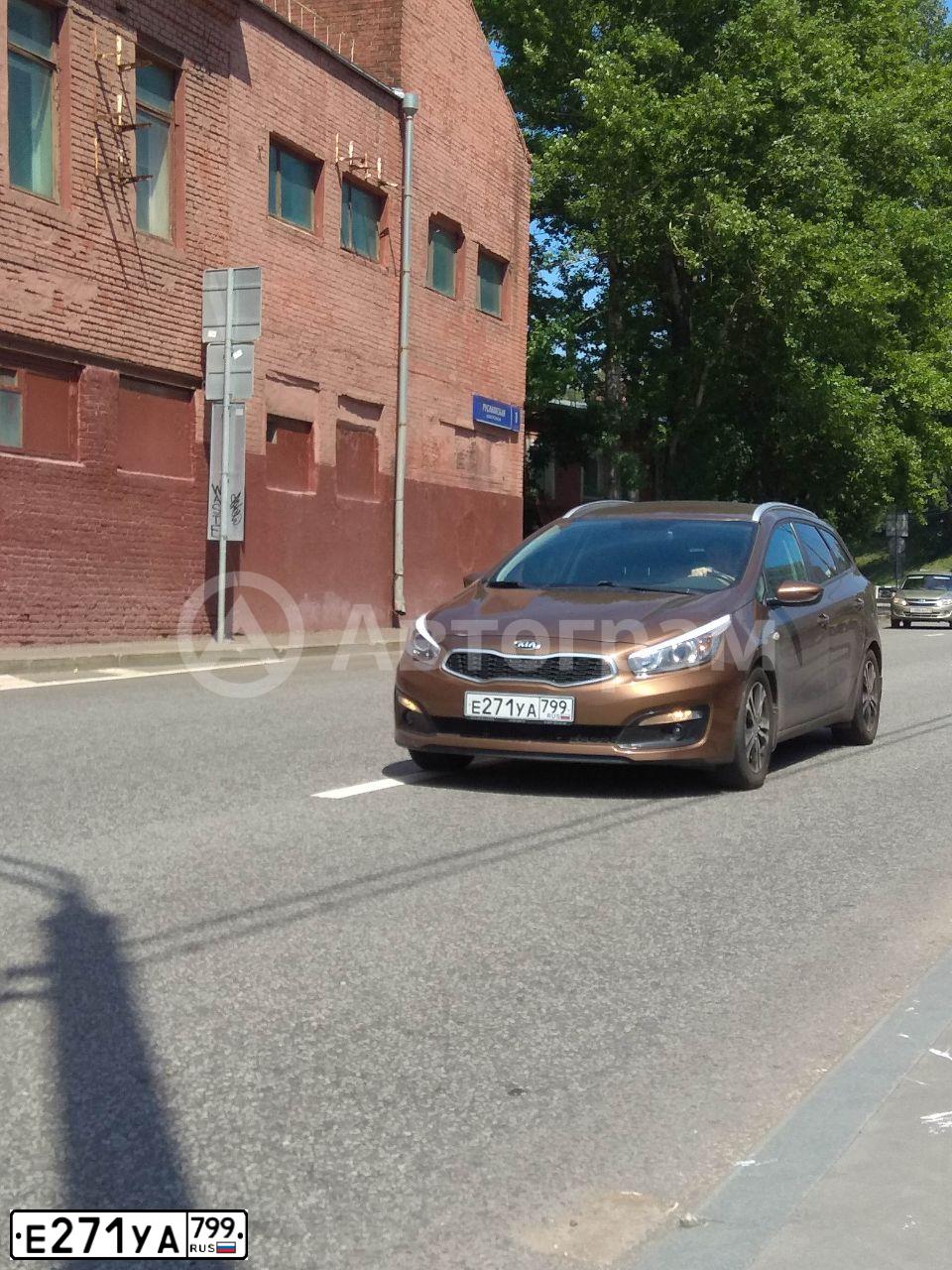 Фото автомобиля KIA CEE'D, 2017 — госномер Е271УА799. Цвет: Коричневый
