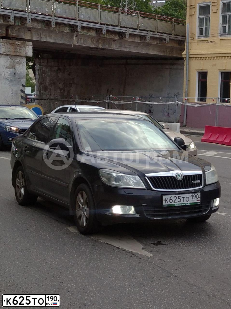 Фото автомобиля SKODA OCTAVIA, 2011 — госномер К625ТО190. Цвет: ЧЕРНЫЙ