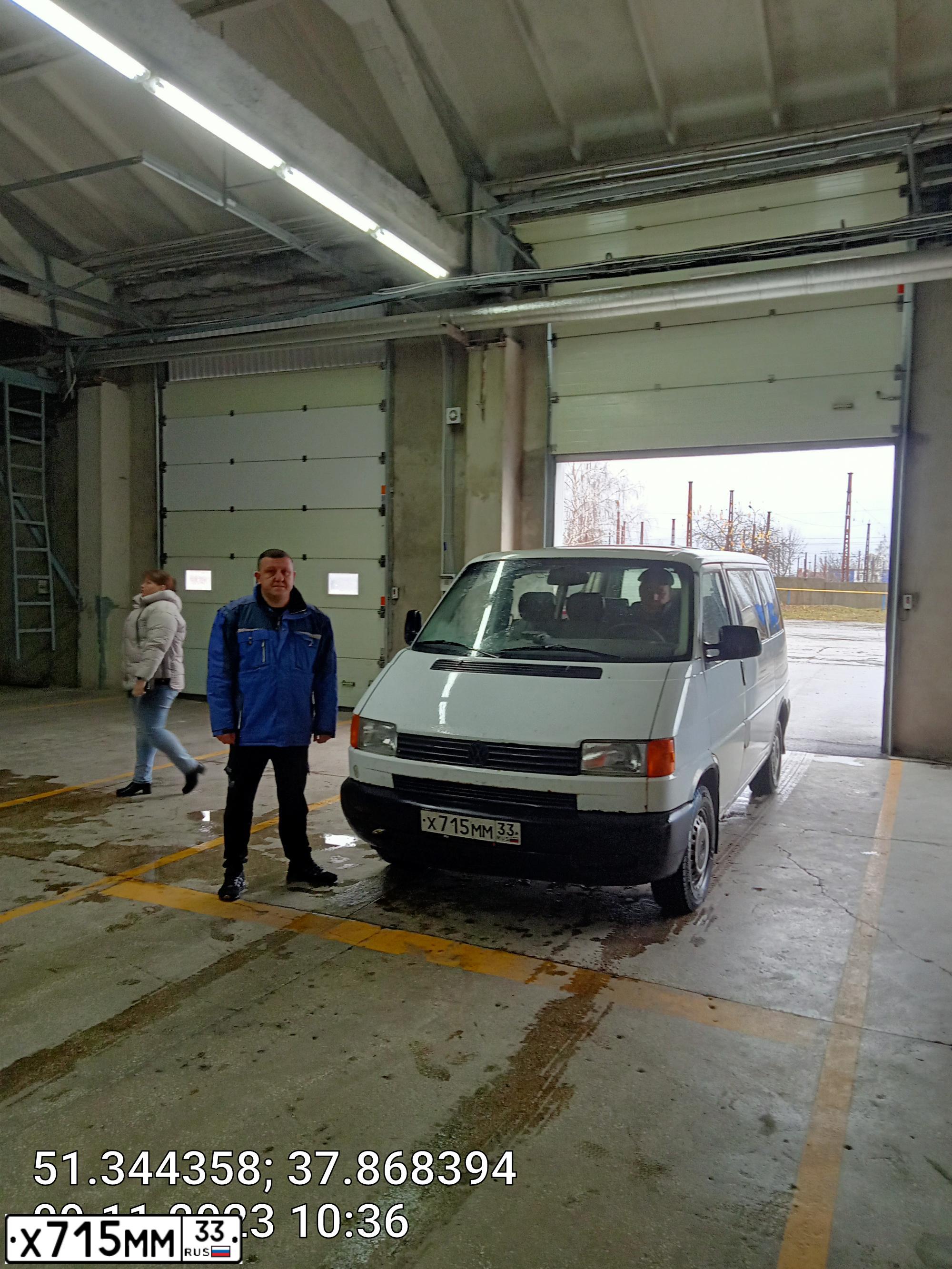 Фото автомобиля VOLKSWAGEN TRANSPORTER, 1997 — госномер Х715ММ33. Цвет: БЕЛЫЙ