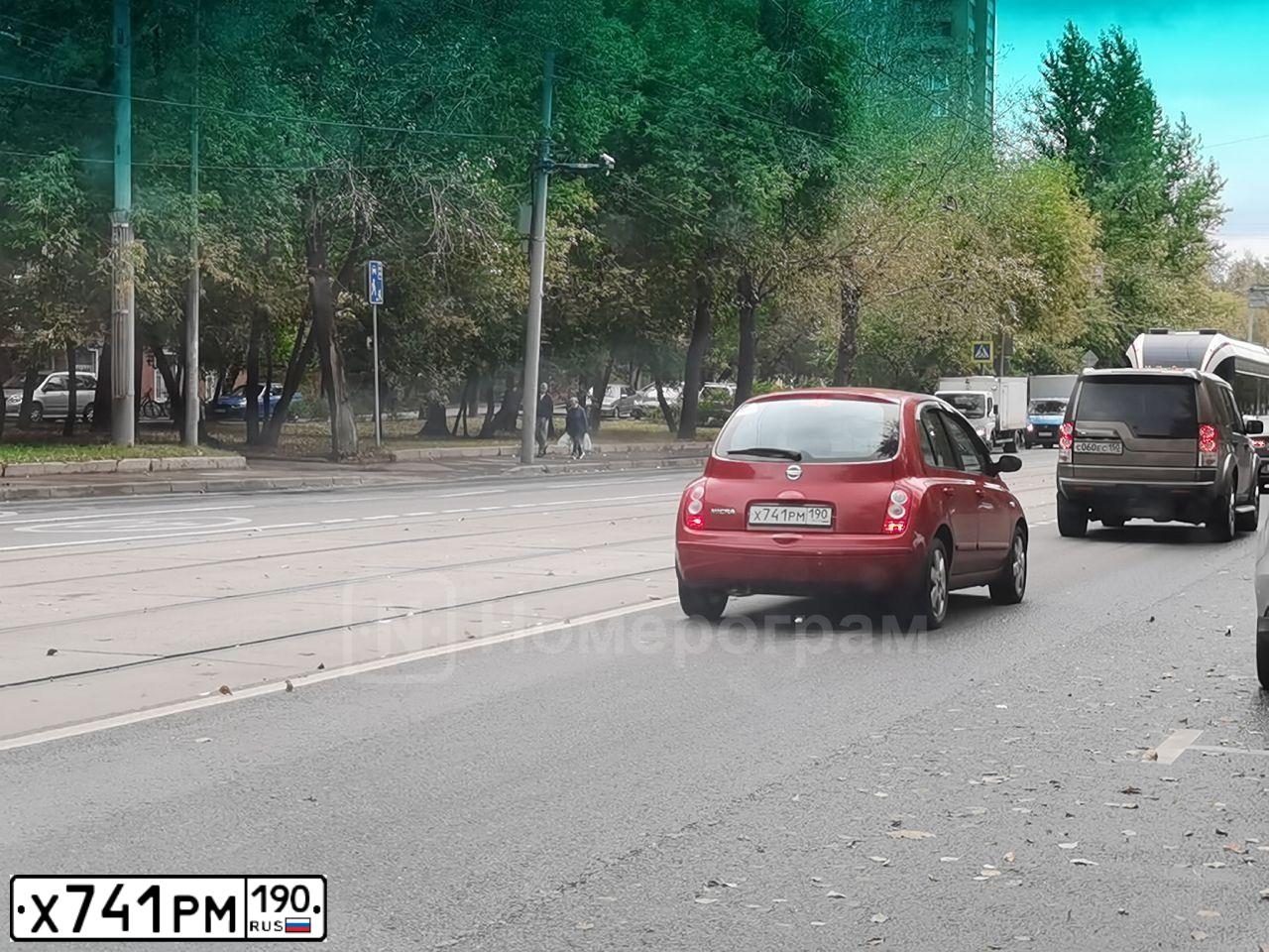 Фото автомобиля NISSAN MICRA, 2008 — госномер Х741РМ190. Цвет: ВИШНЕВЫЙ