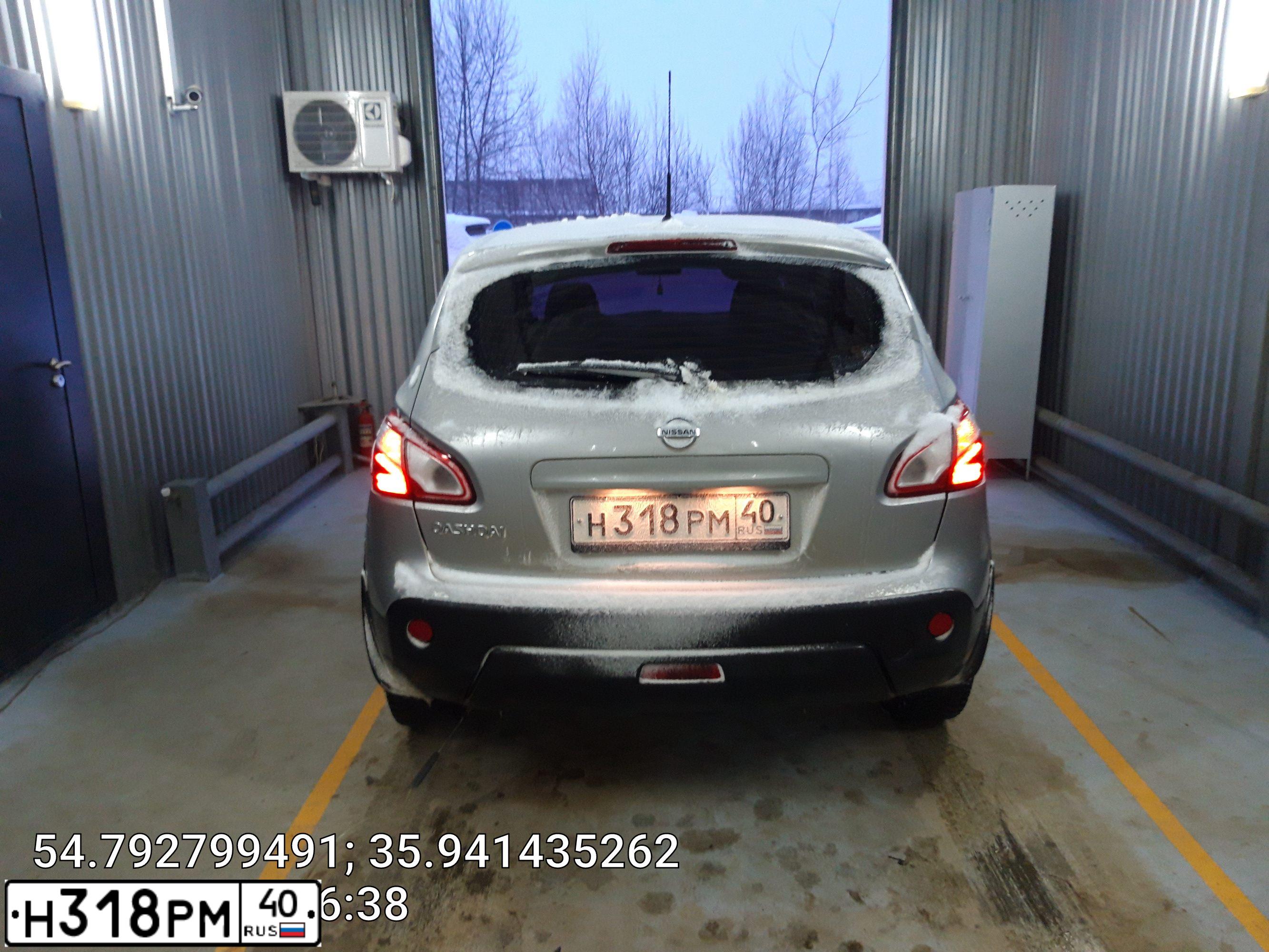 Фото автомобиля NISSAN QASHQAI, 2013 — госномер Р144ВР40. Цвет: Серебристый