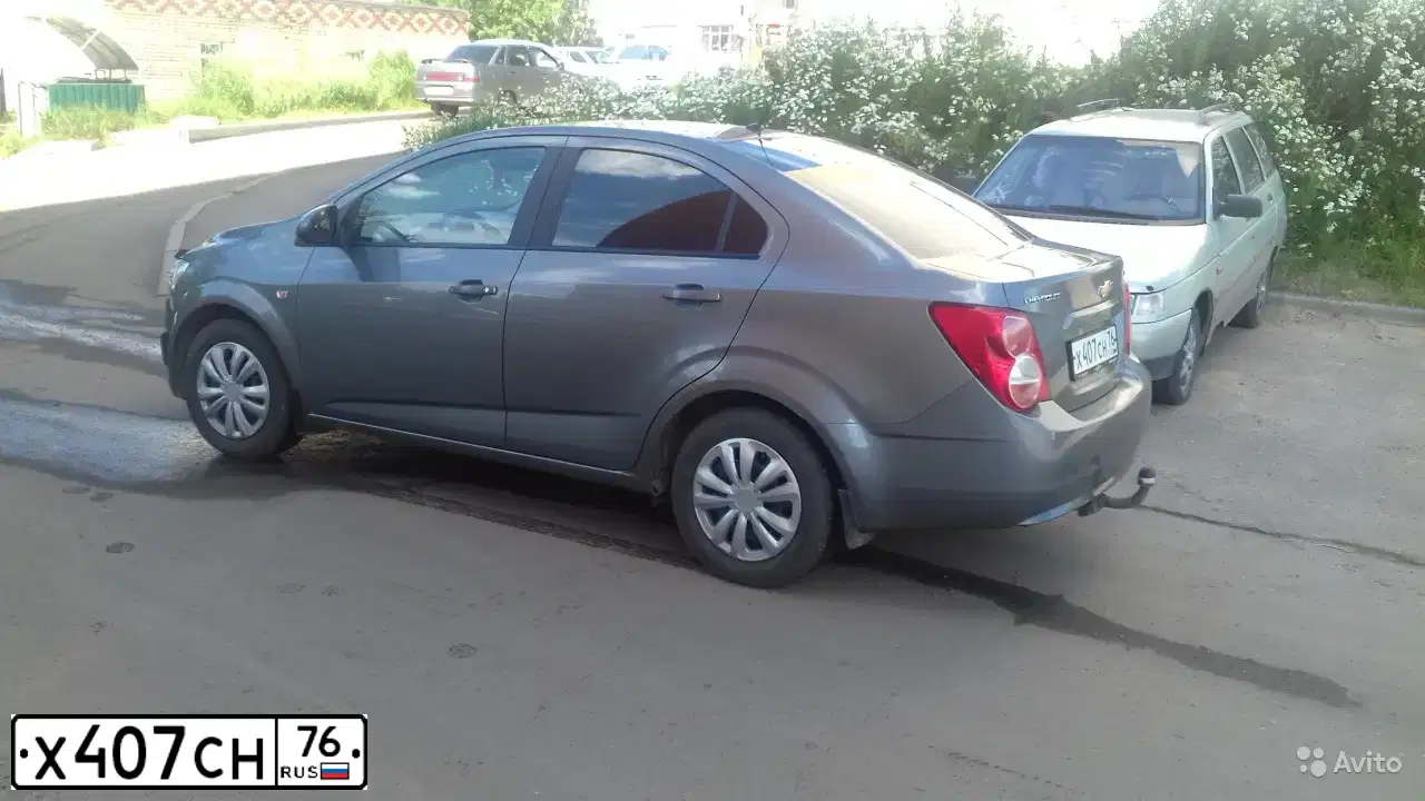 Фото автомобиля CHEVROLET AVEO, 2013 — госномер Х407СН76. Цвет: Серый