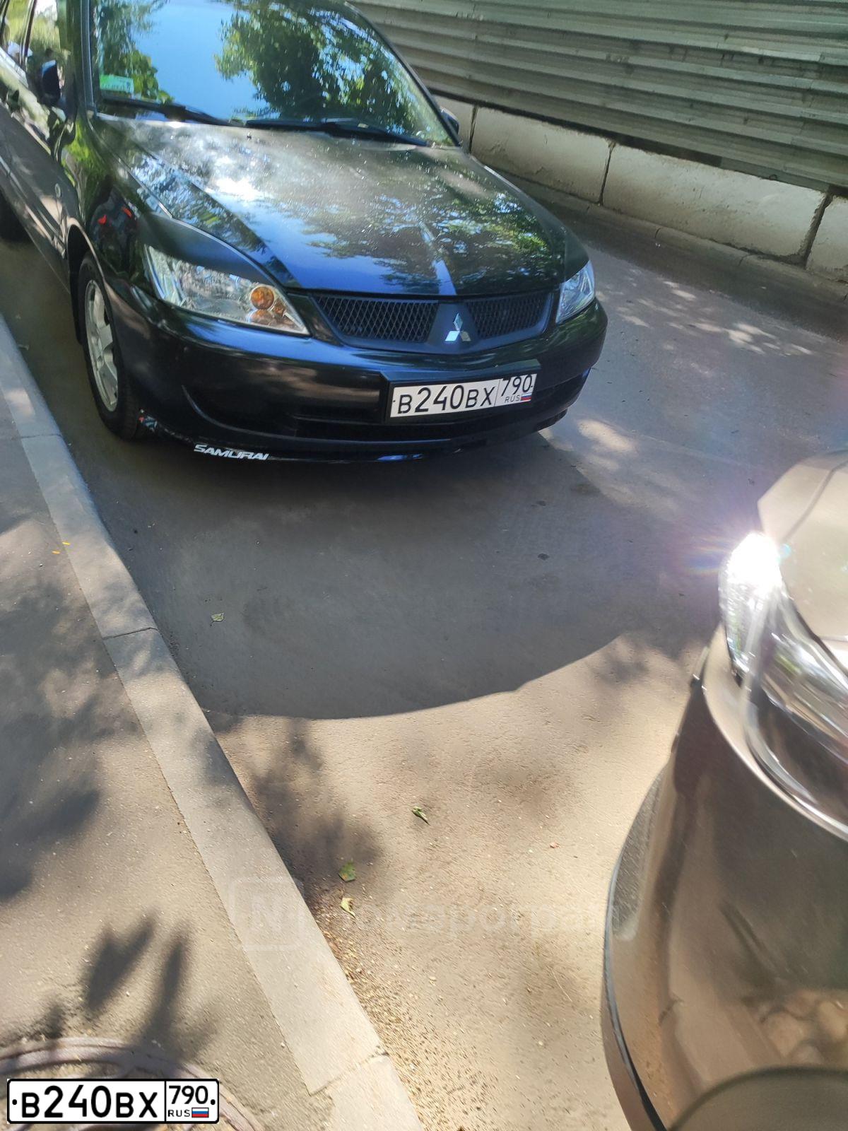 Фото автомобиля MITSUBISHI LANCER, 2007 — госномер О372КМ150. Цвет: ЧЕРНЫЙ