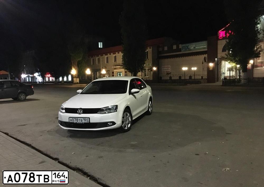 Фото автомобиля VOLKSWAGEN JETTA, 2013 — госномер К001АН64. Цвет: Белый