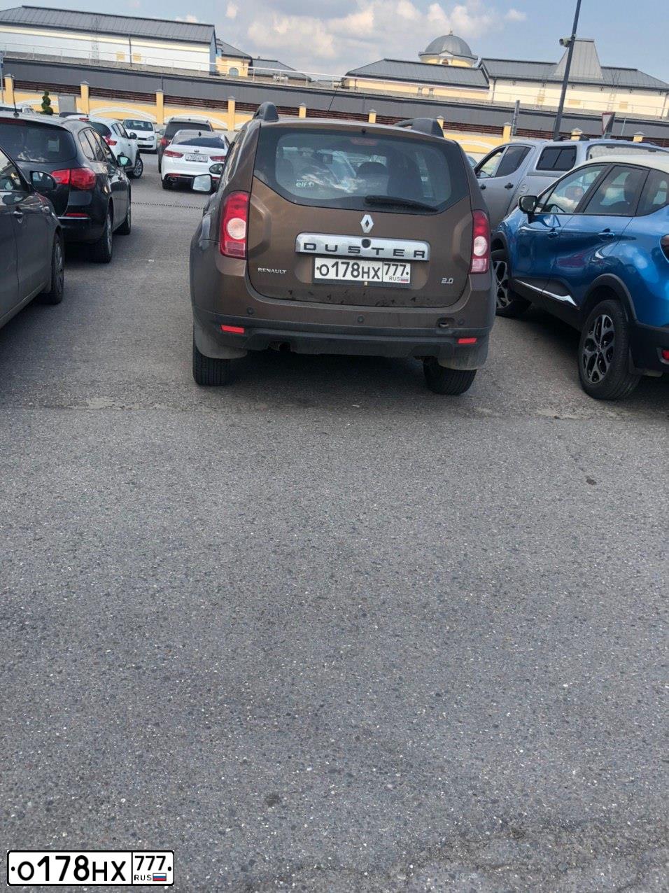 Фото автомобиля RENAULT DUSTER, 2012 — госномер Х282РС199. Цвет: Коричневый