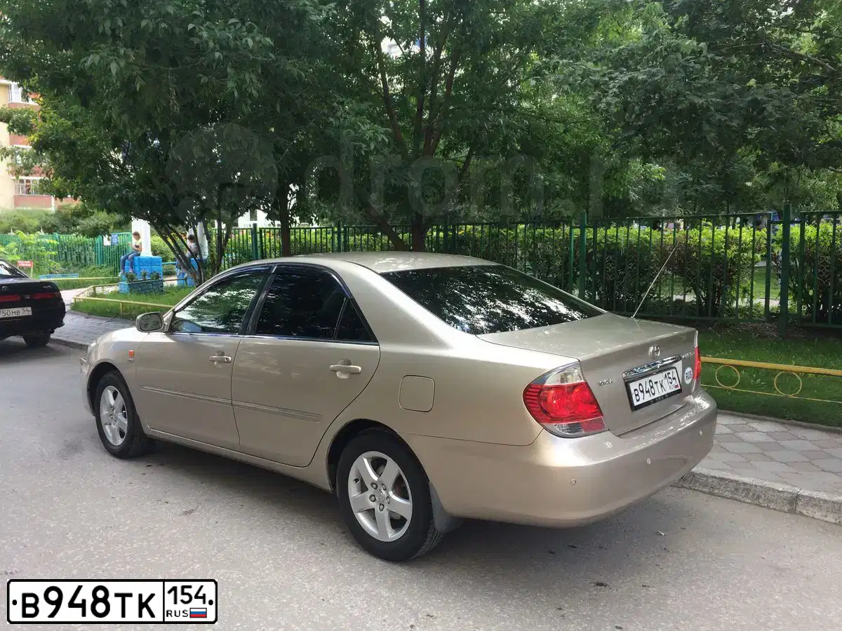 Фото автомобиля TOYOTA CAMRY, 2004 — госномер В948ТК154. Цвет: БЕЖЕВЫЙ