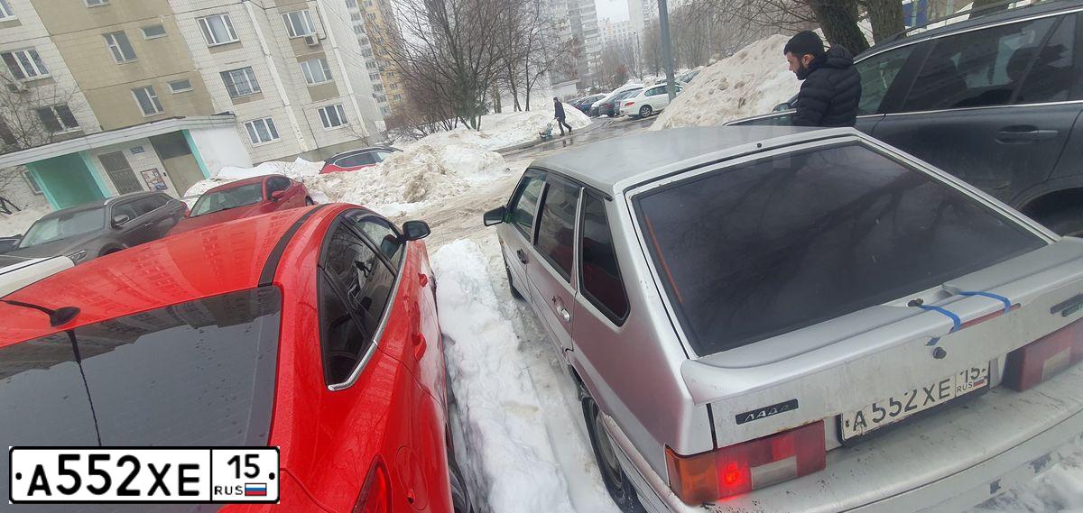 Фото автомобиля LADA 2114 SAMARA, 2005 — госномер А552ХЕ15. Цвет: СВЕТЛО-СЕРЕБРИСТЫЙ МЕТАЛЛИК