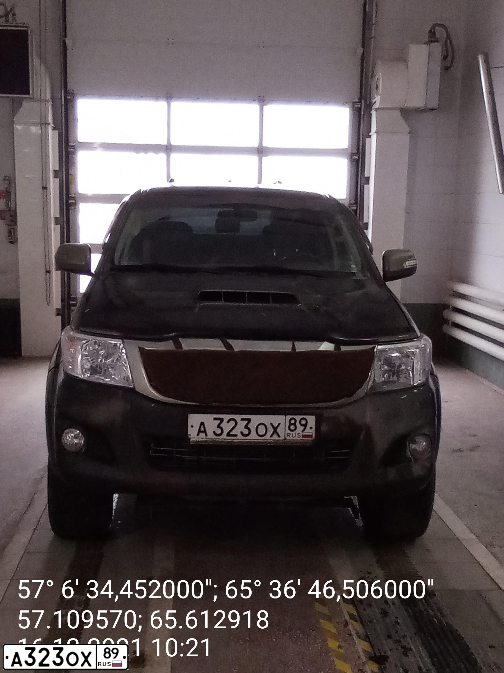 Фото автомобиля TOYOTA HILUX, 2011 — госномер У410ТЕ72. Цвет: ЧЕРНЫЙ