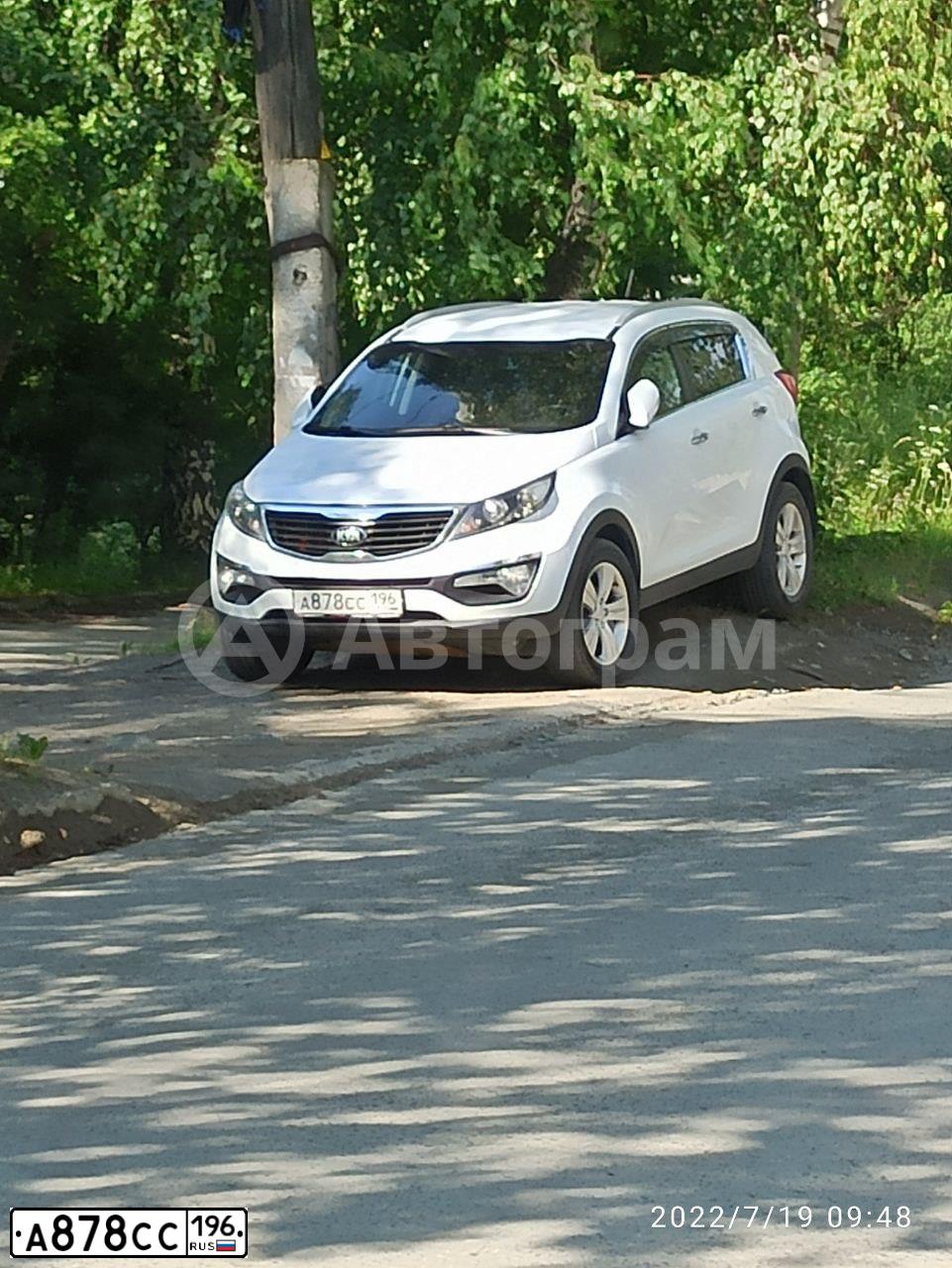 Фото автомобиля KIA SPORTAGE, 2013 — госномер Р958ОС196. Цвет: Белый