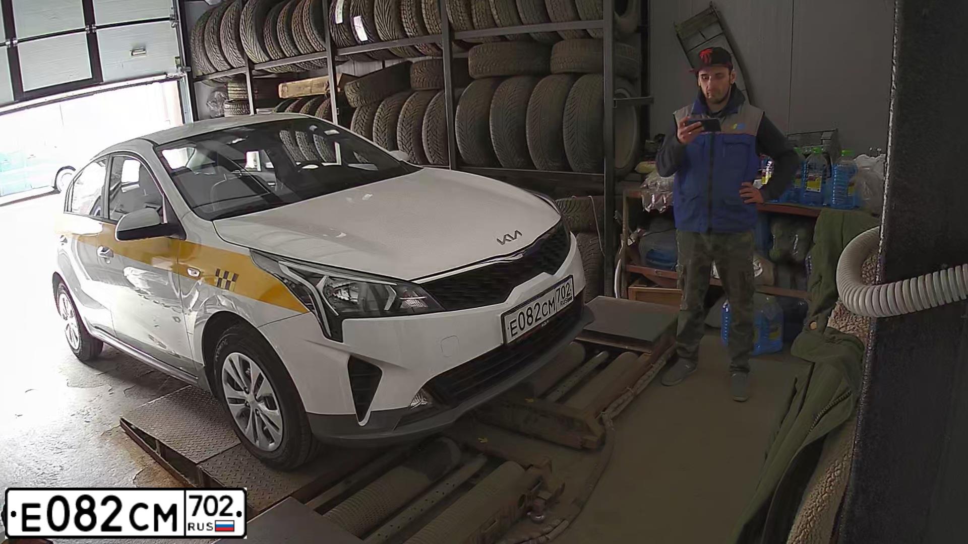 Фото автомобиля КИА РИО, 2021 — госномер У072ВХ790. Цвет: БЕЛЫЙ-ЖЕЛТЫЙ-СЕРЫЙ