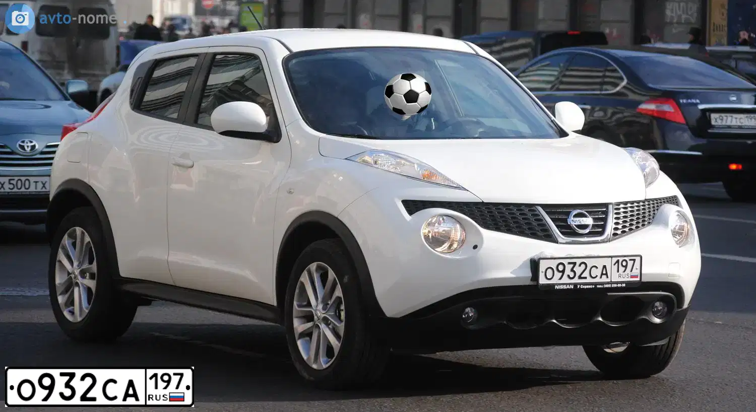 Фото автомобиля NISSAN JUKE, 2011 — госномер О932СА197. Цвет: Белый
