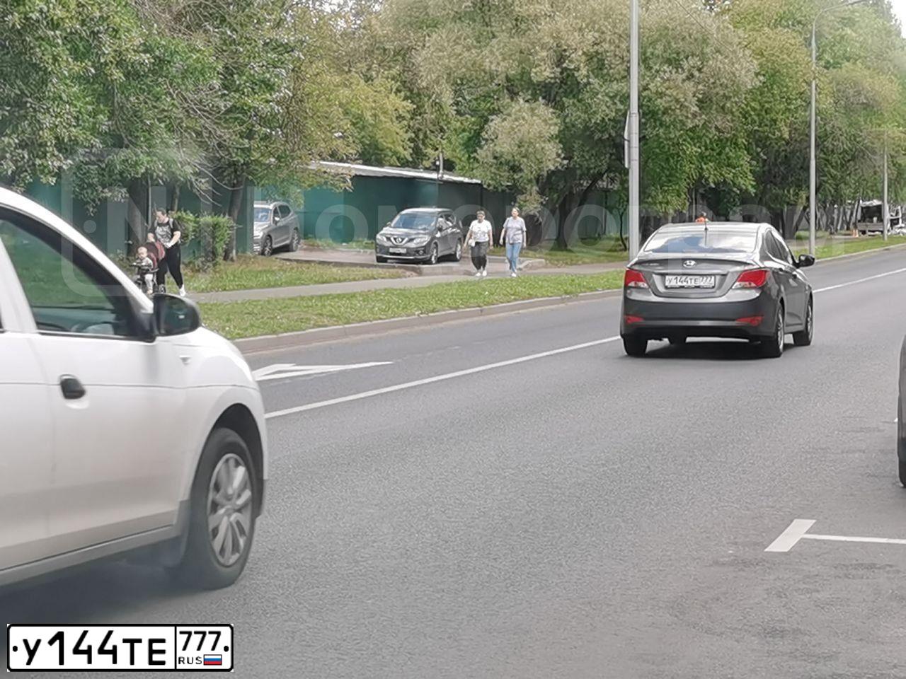 Фото автомобиля HYUNDAI SOLARIS, 2016 — госномер У144ТЕ777. Цвет: ТЕМНО-СЕРЫЙ
