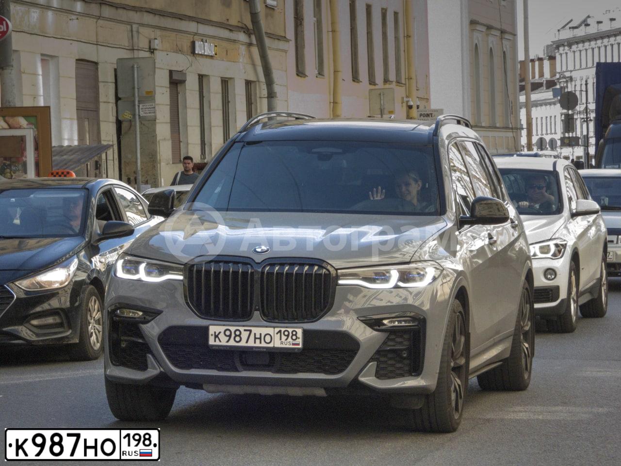 Фото автомобиля BMW X7, 2020 — госномер Т222ВМ198. Цвет: СЕРЫЙ