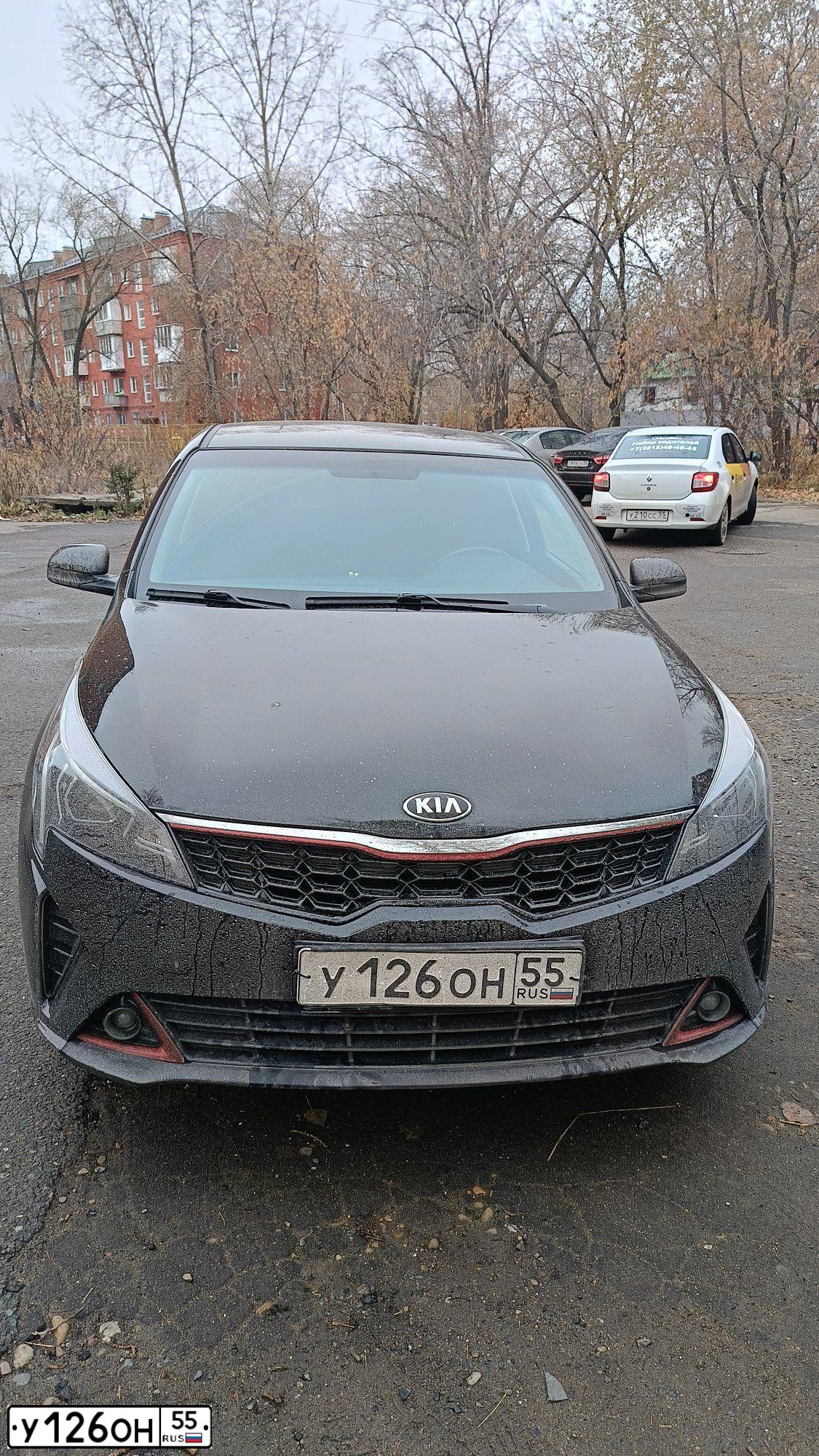 Фото автомобиля KIA RIO, 2020 — госномер У126ОН55. Цвет: ЧЕРНЫЙ