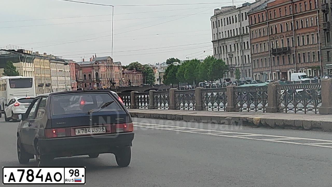 Фото автомобиля VOLKSWAGEN PASSAT, 1993 — госномер У050СТ178. Цвет: Белый