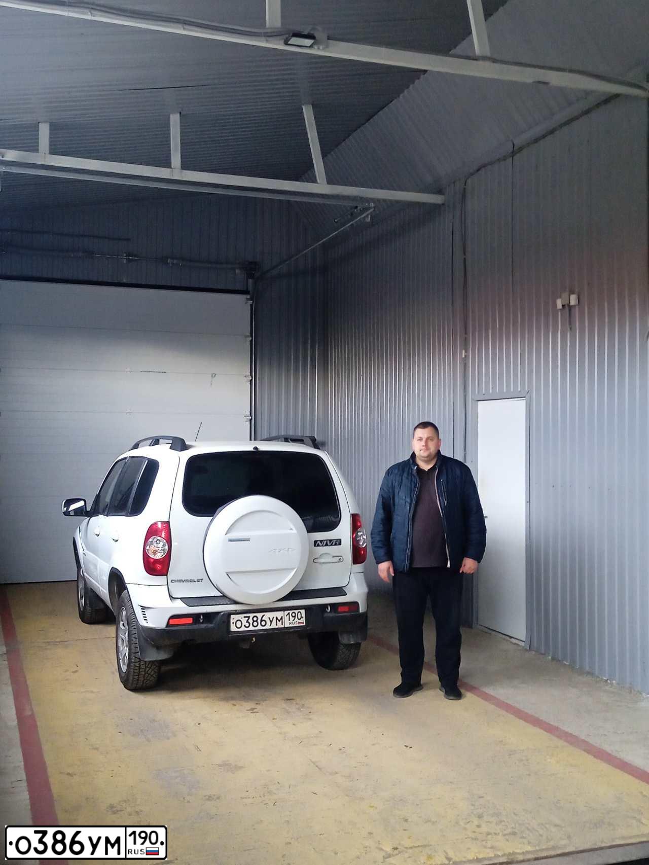 Фото автомобиля CHEVROLET NIVA, 2012 — госномер В390КЕ181. Цвет: ЯРКО-БЕЛЫЙ