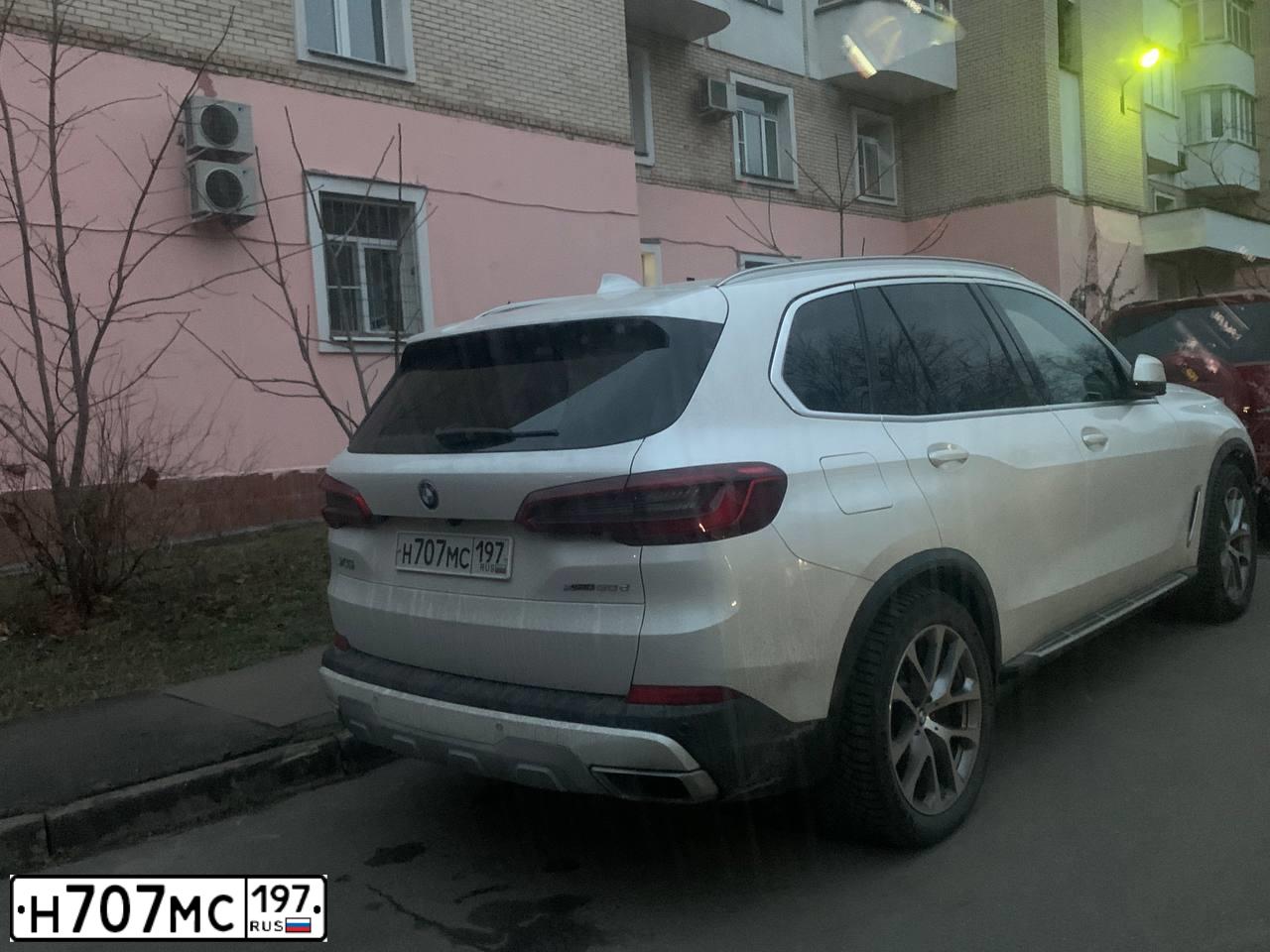 Фото автомобиля BMW X5, 2018 — госномер Н707МС197. Цвет: БЕЛЫЙ