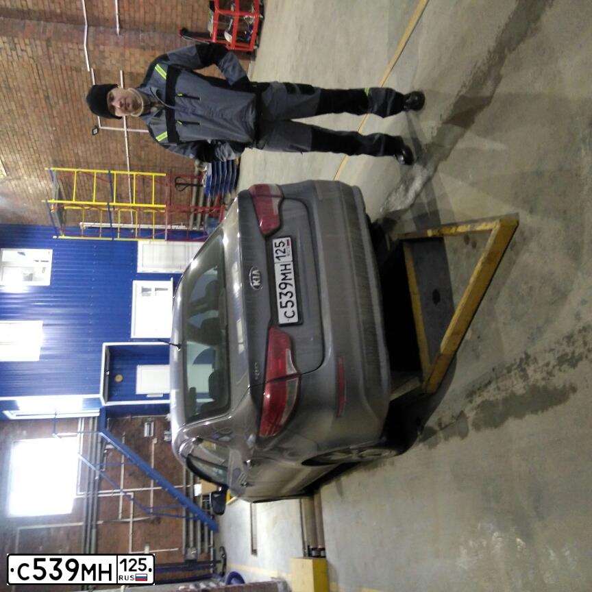 Фото автомобиля KIA RIO, 2015 — госномер Р318АЕ154. Цвет: ТЕМНО-СЕРЫЙ
