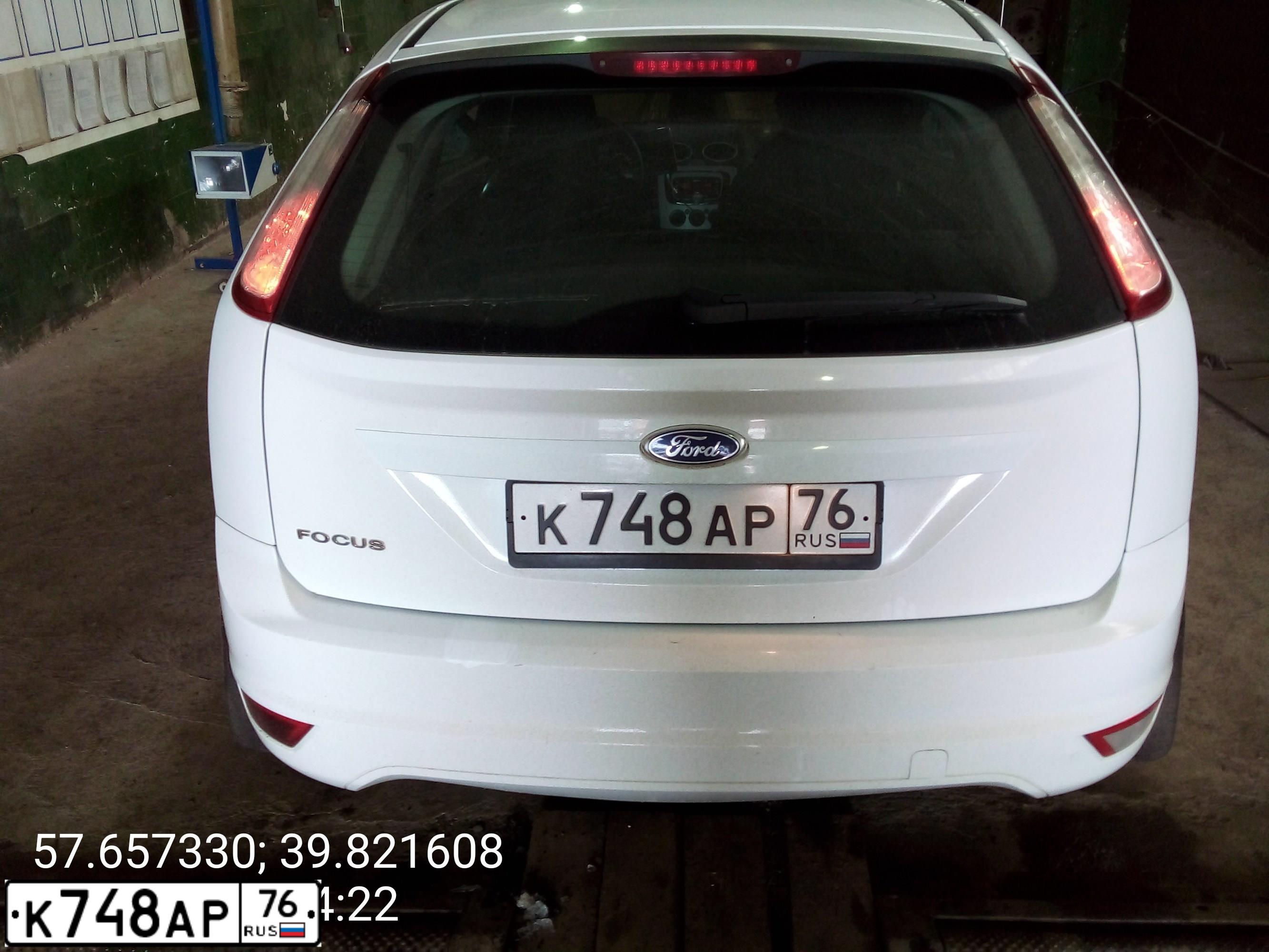 Фото автомобиля FORD FOCUS, 2011 — госномер К748АР76. Цвет: Белый