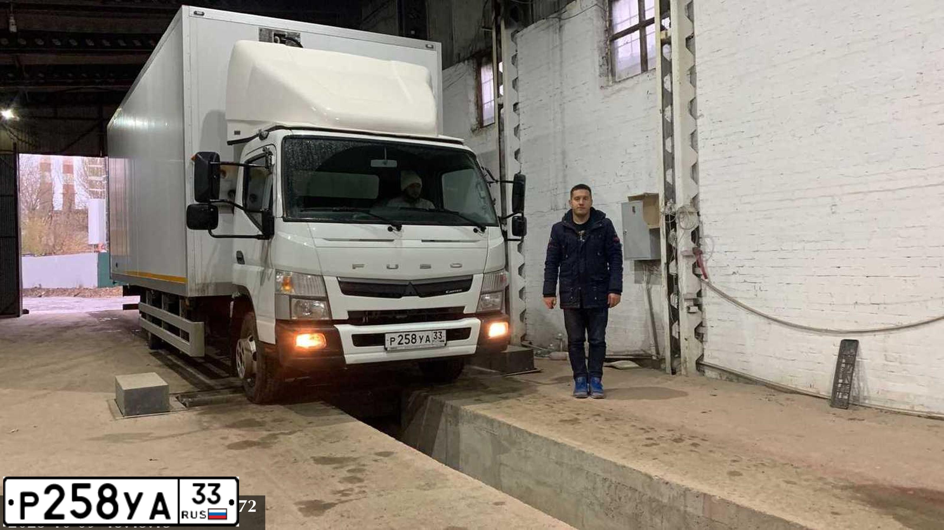 Фото автомобиля FUSO CANTER, 2020 — госномер Р258УА33. Цвет: Белый