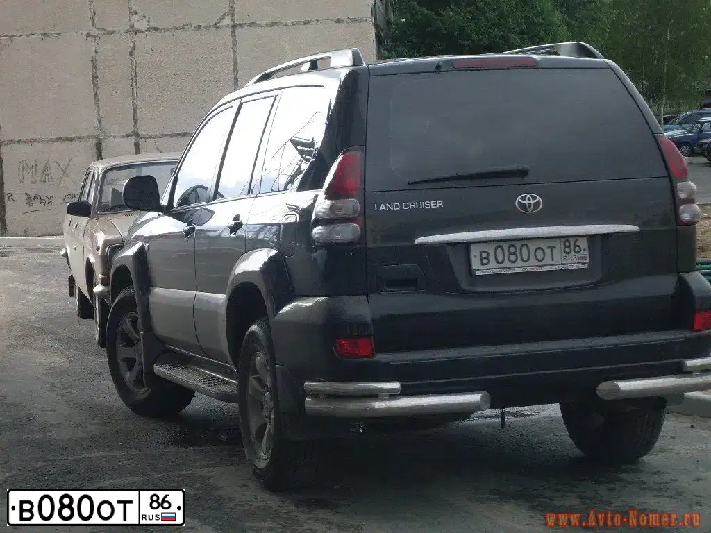Фото автомобиля TOYOTA LANDCRUISER, 2017 — госномер В080ОТ86. Цвет: Белый