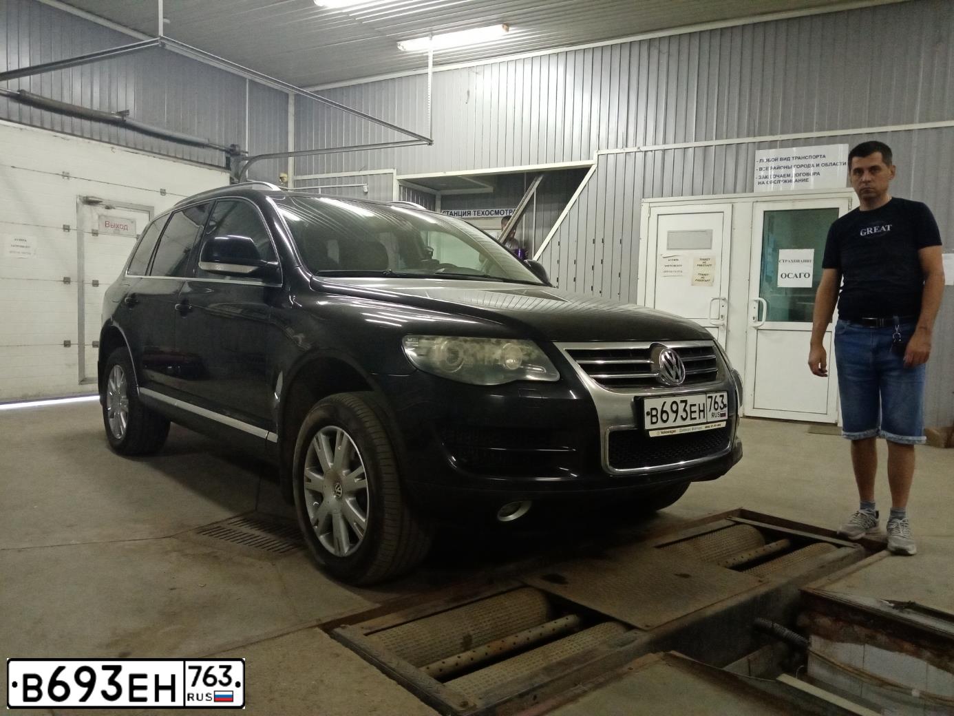 Фото автомобиля VOLKSWAGEN TOUAREG, 2010 — госномер Е035ТХ763. Цвет: ЧЕРНЫЙ