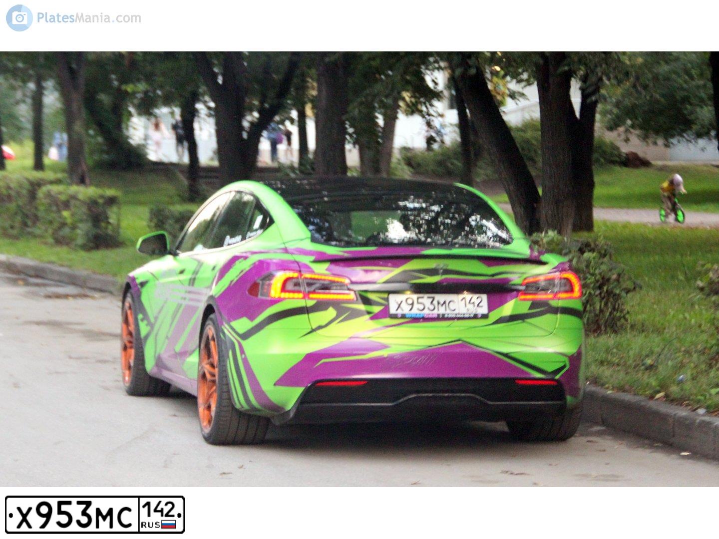 Фото автомобиля TESLA MODEL S, 2021 — госномер Х953МС142. Цвет: СЕРЫЙ