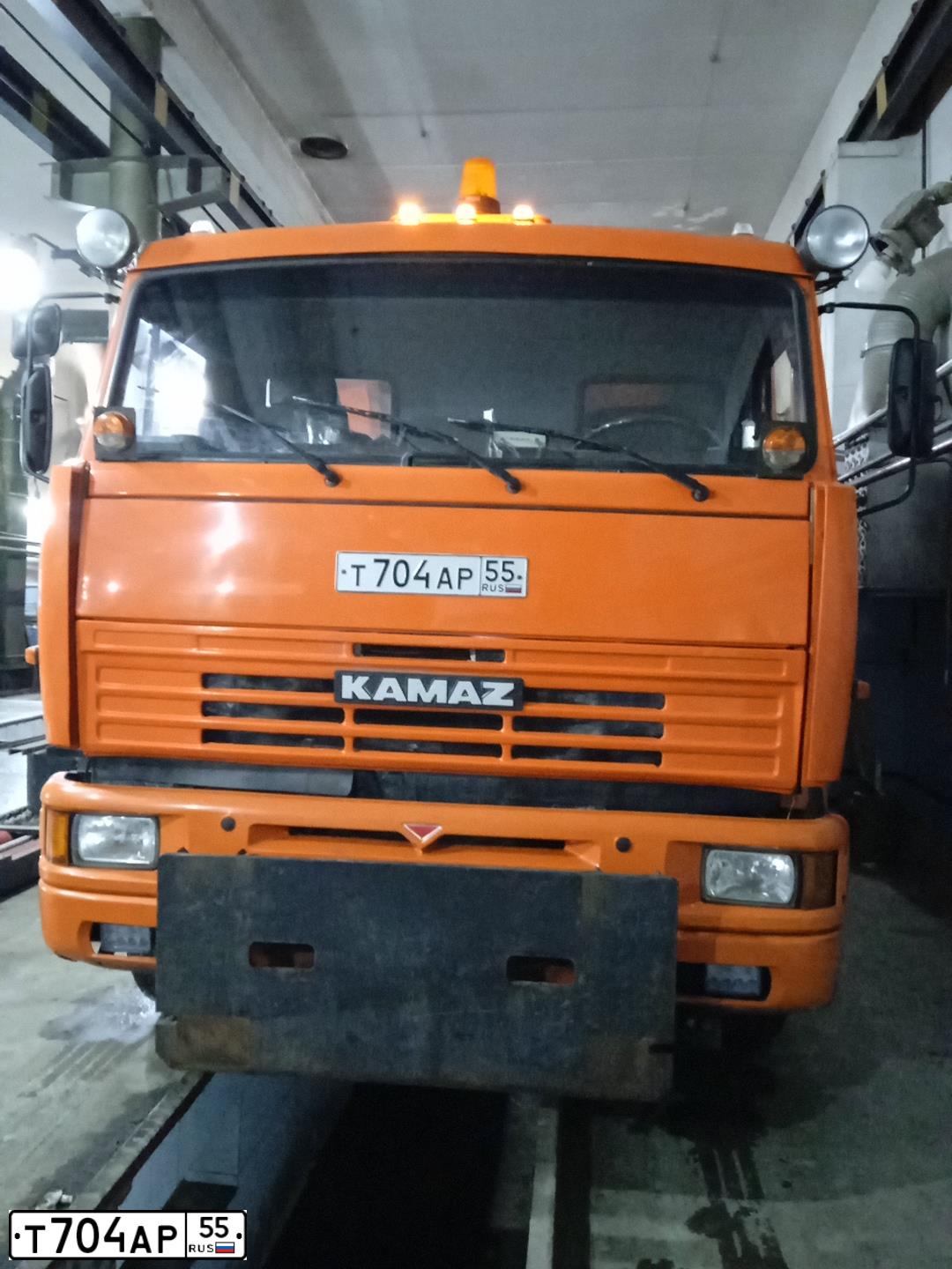 Фото автомобиля KAMAZ 6520 /6X4/, 2013 — госномер Т704АР55. Цвет: Оранжевый